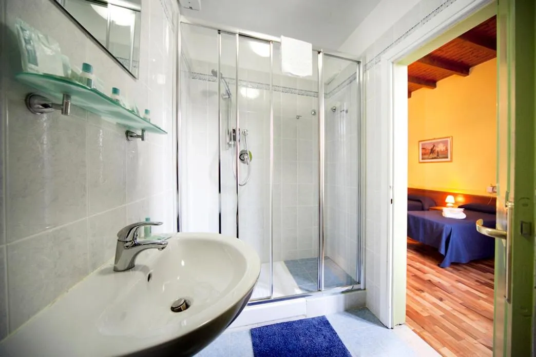 Shower, Bed in Hotel San Lorenzo