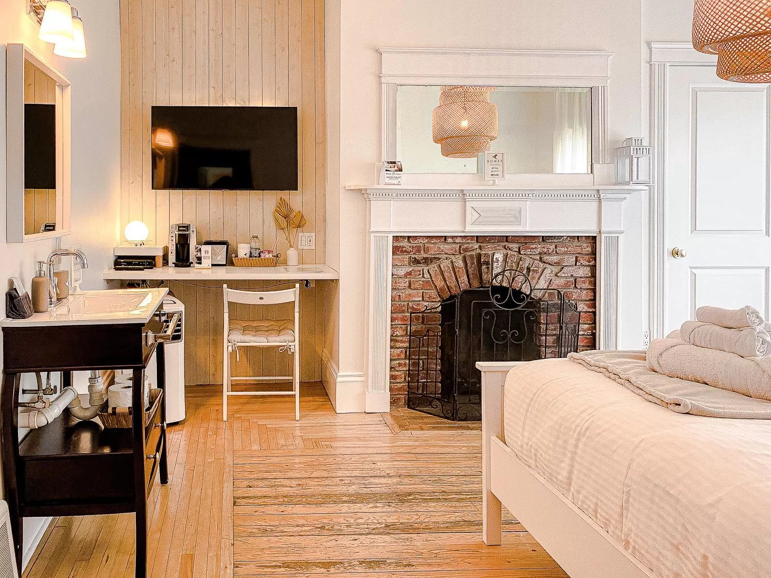 TV and multimedia in Hotel du Vieux Port by Bower Boutique Hotels