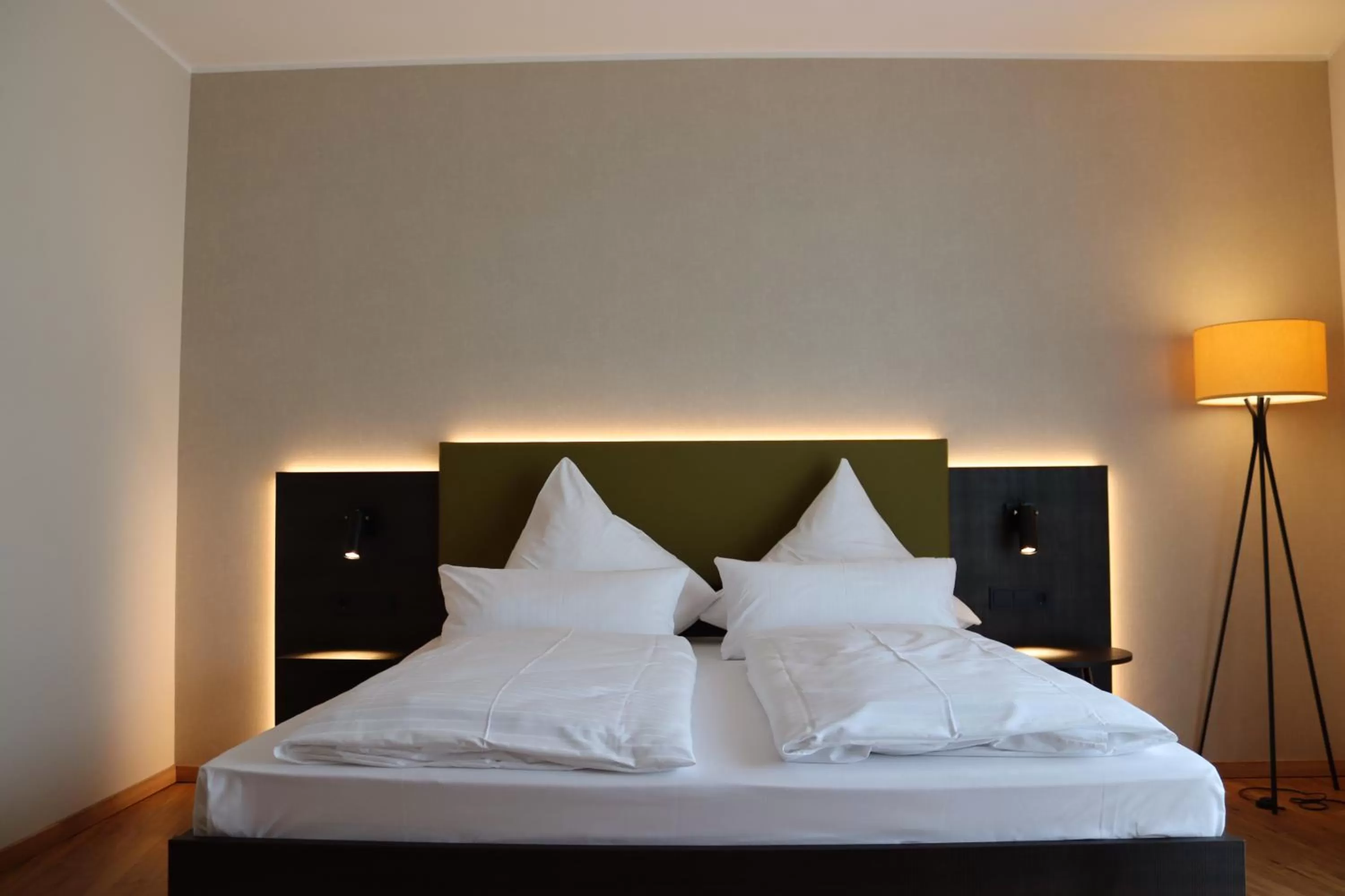 Photo of the whole room, Bed in EINSTEIN Hotel am Römerpark