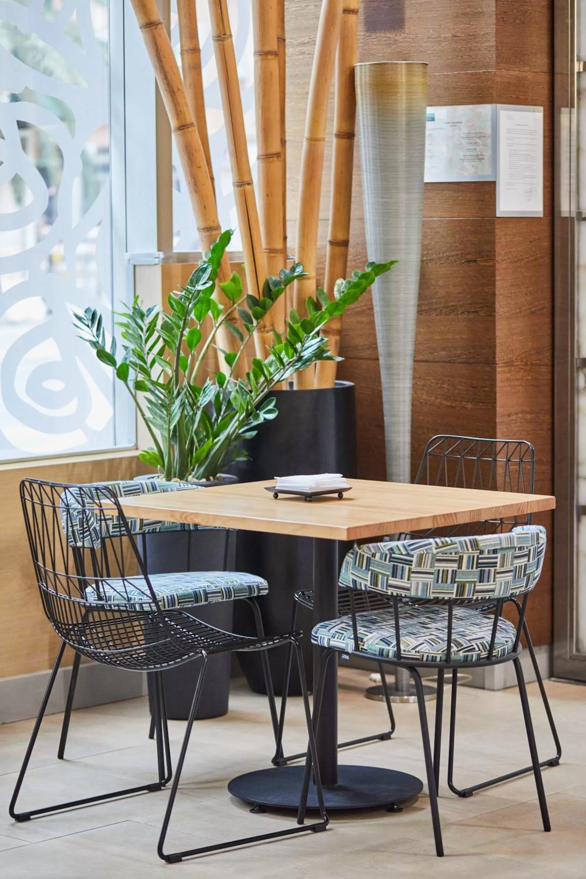 Lounge or bar in Silken Puerta Valencia