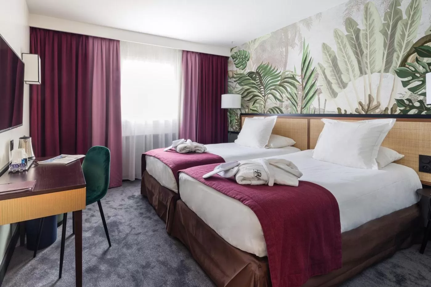 Photo of the whole room, Bed in Hôtel Paris Neuilly