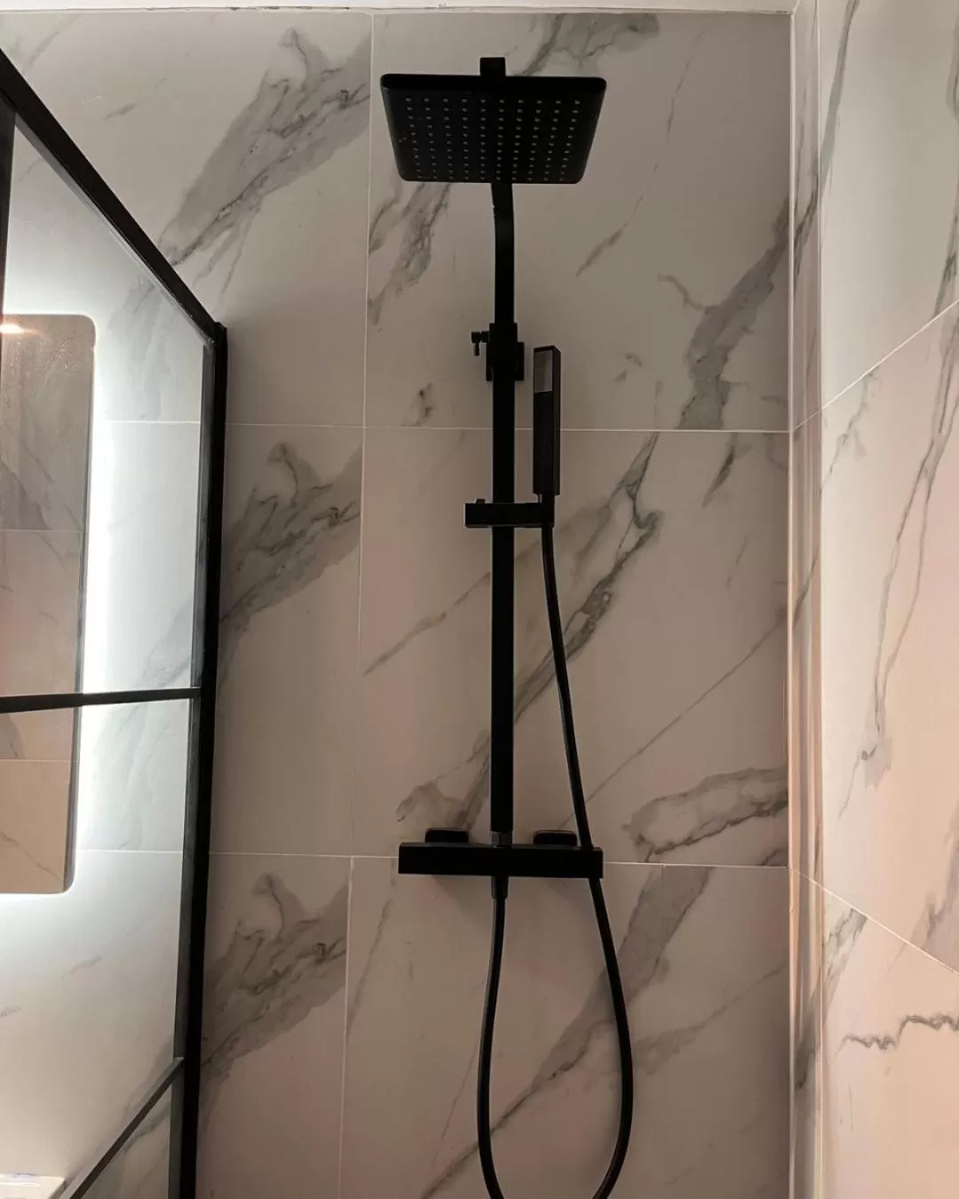 Shower in Hôtel La Pièce