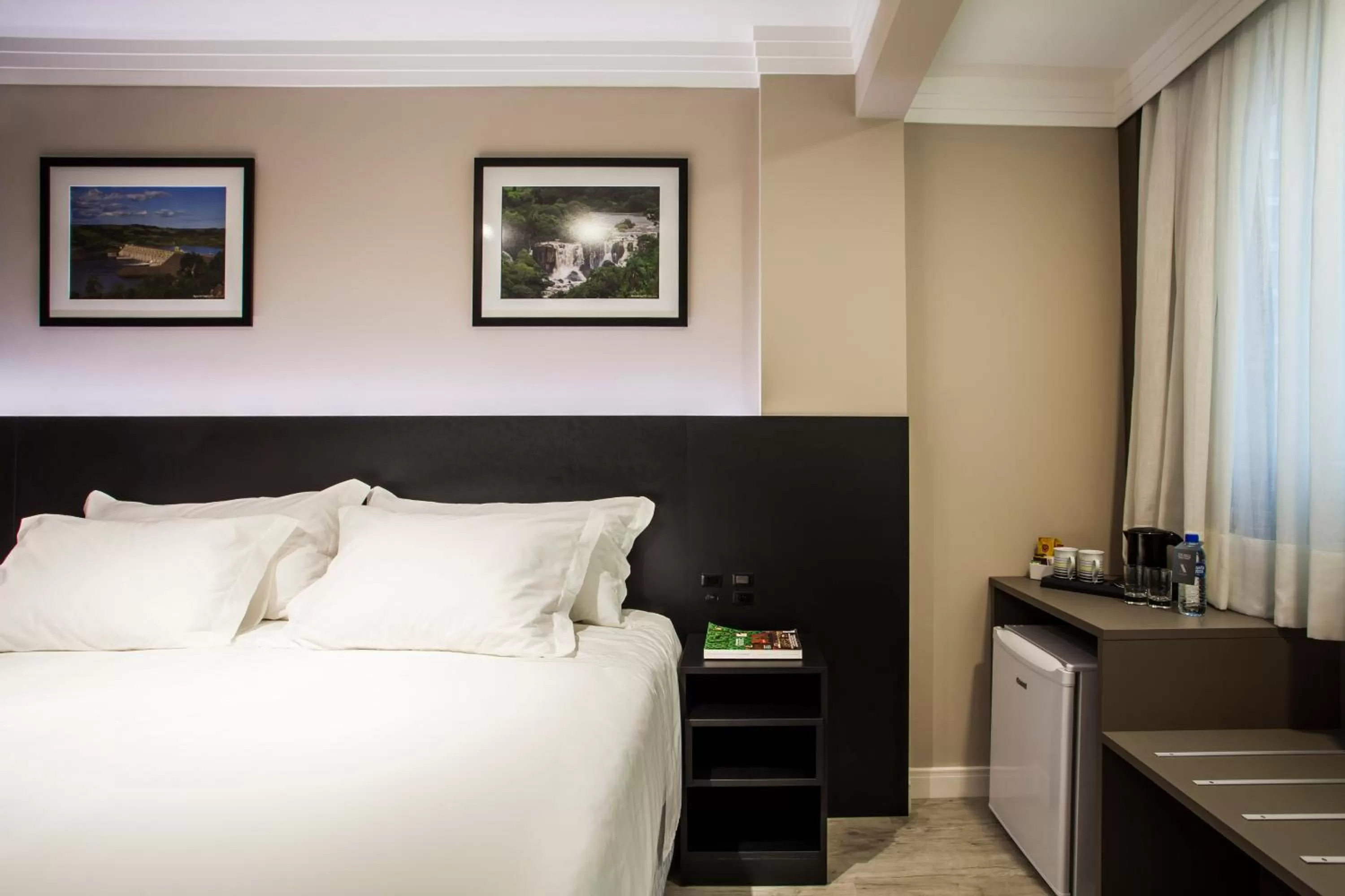 Photo of the whole room, Bed in Santa Inn Hotel