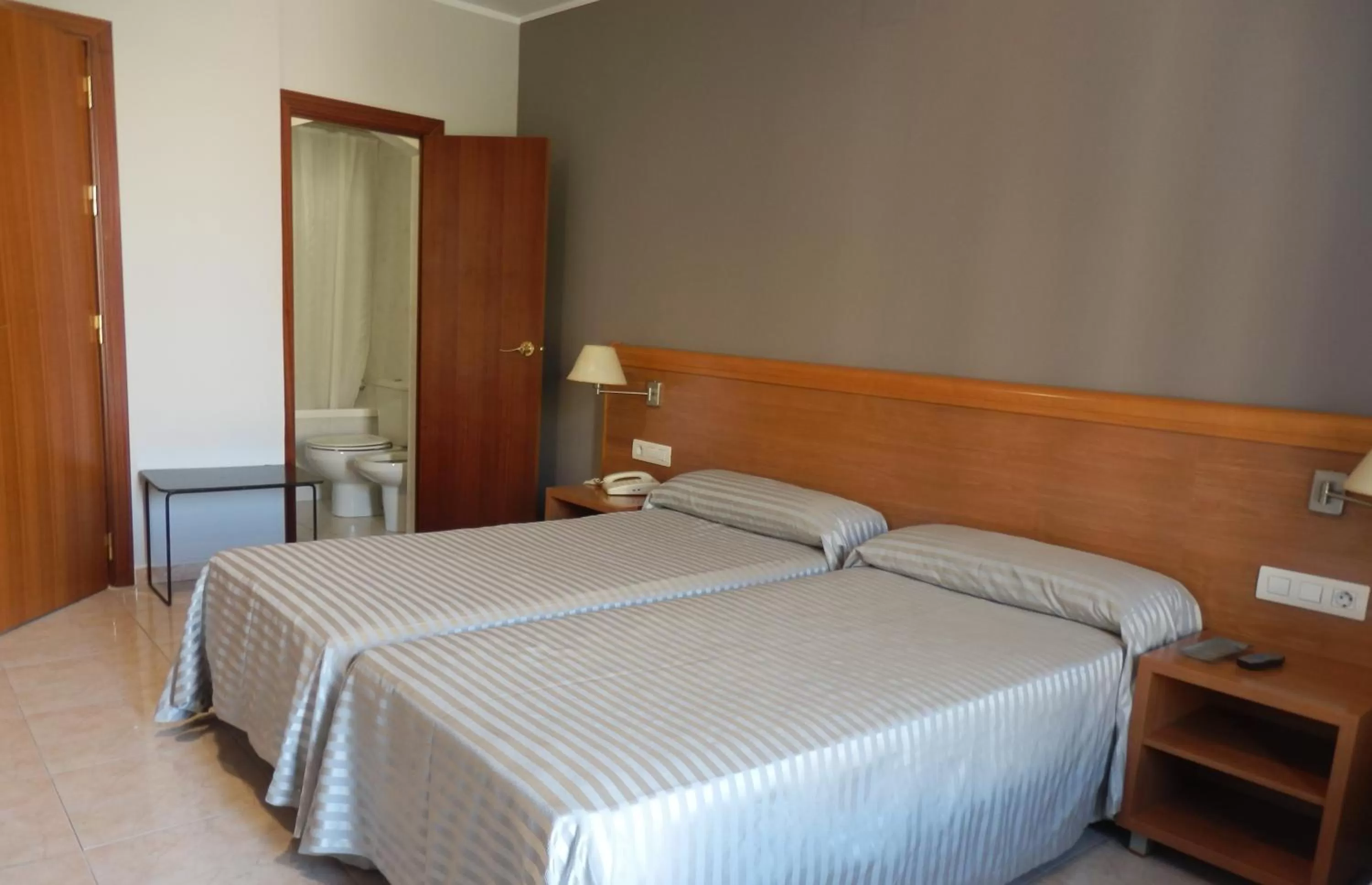 Photo of the whole room, Bed in Hotel Inglés