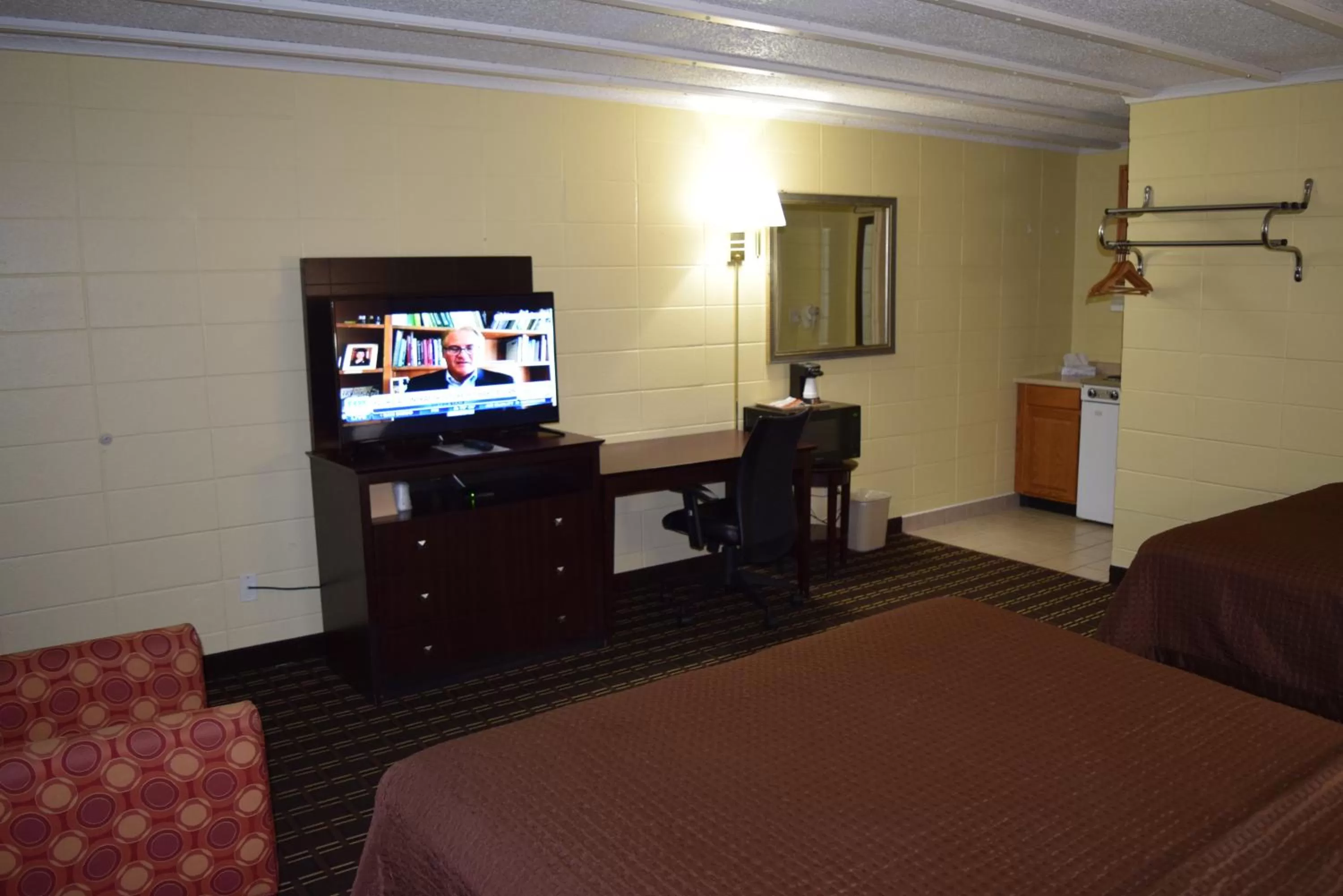 TV and multimedia, Bed in White Oaks Motel Pennsville/Carneys Point