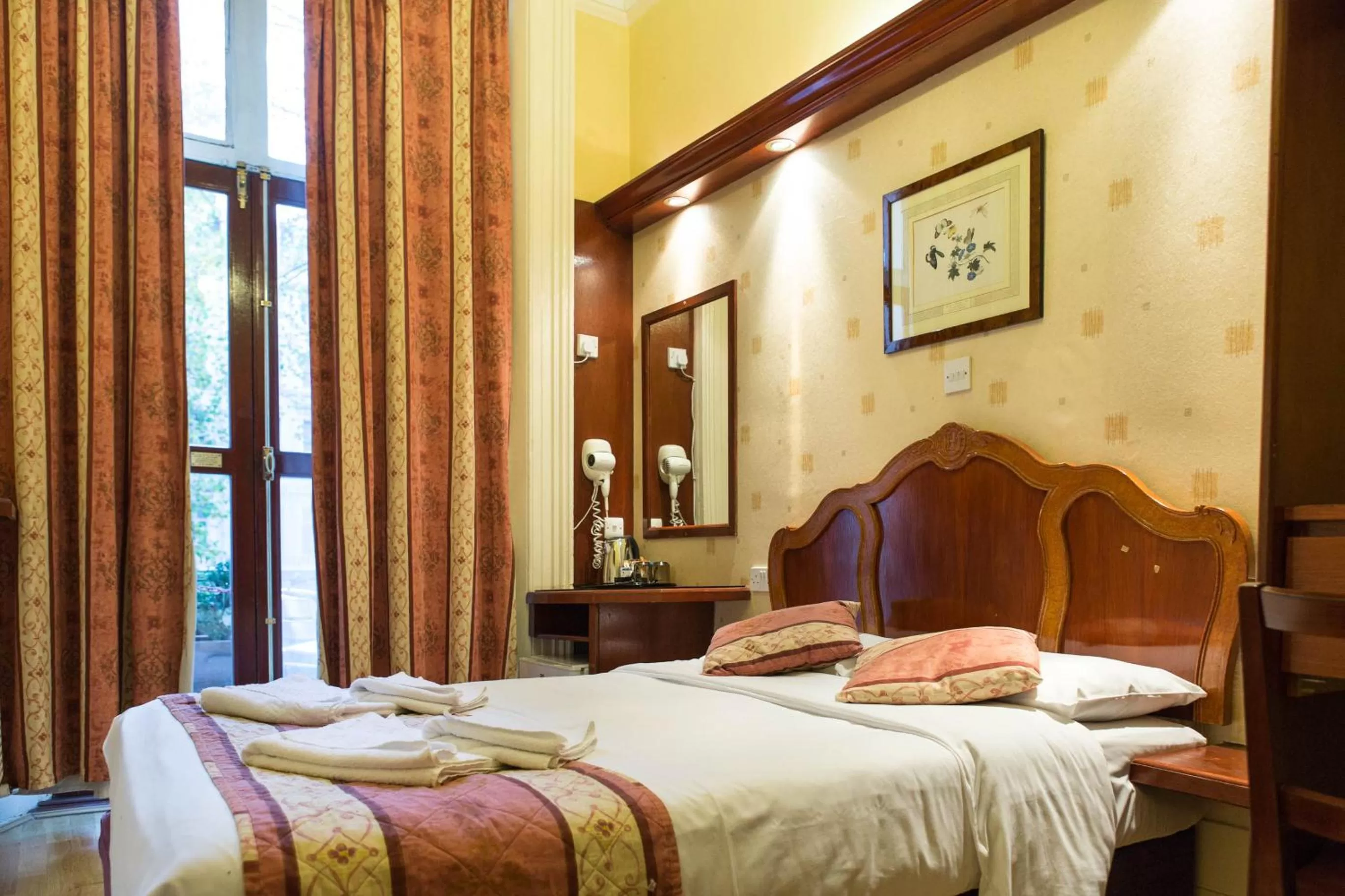 Bedroom, Bed in Dolphin Hotel