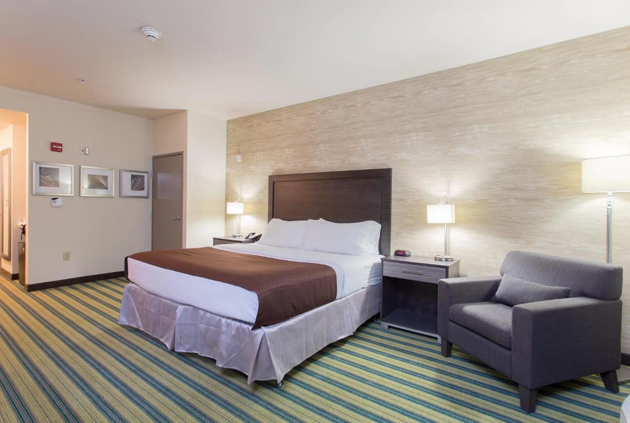 Photo of the whole room, Bed in Holiday Inn Texarkana Arkansas Convention Center by IHG