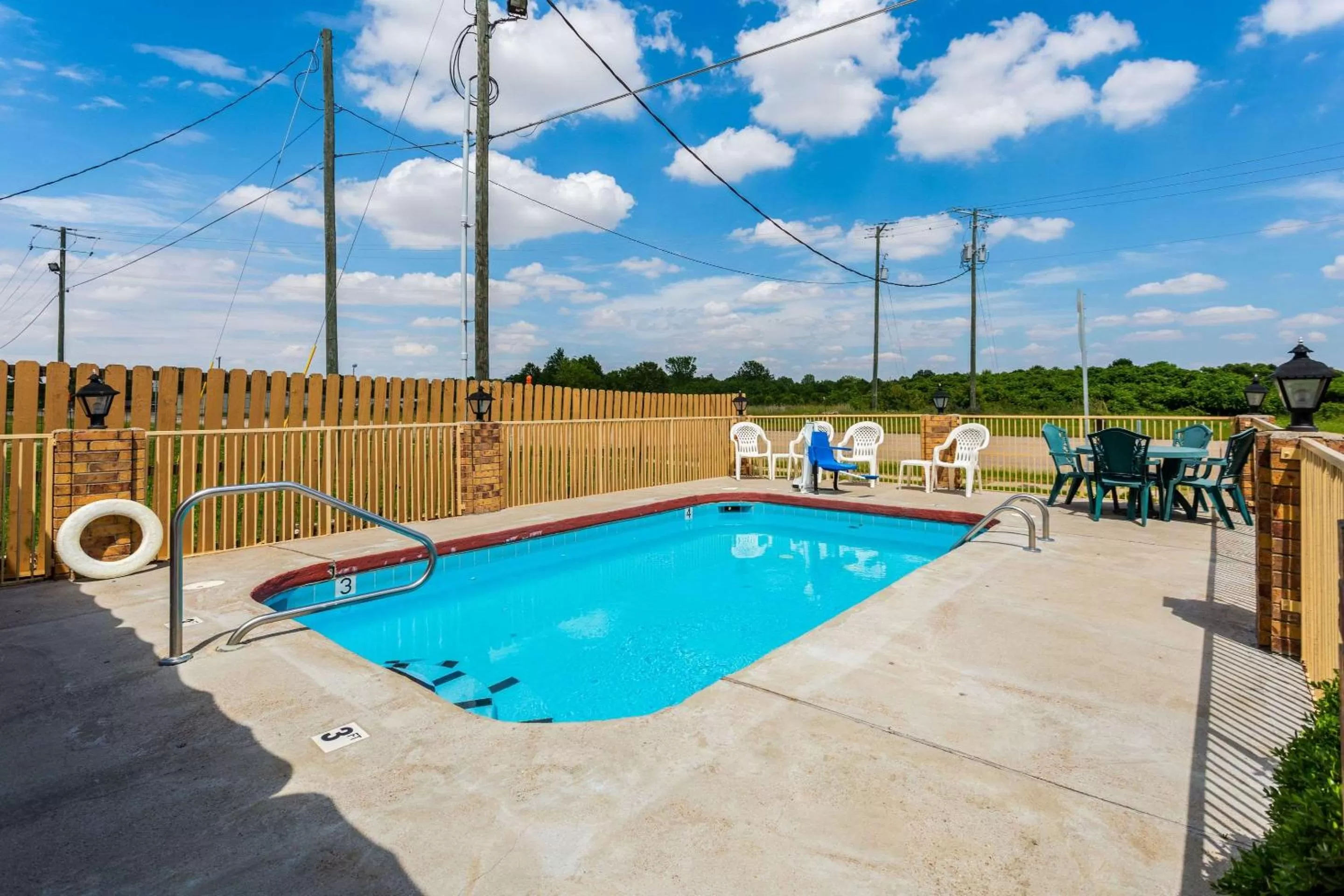 Swimming pool in Econo Lodge & Suites Brinkley