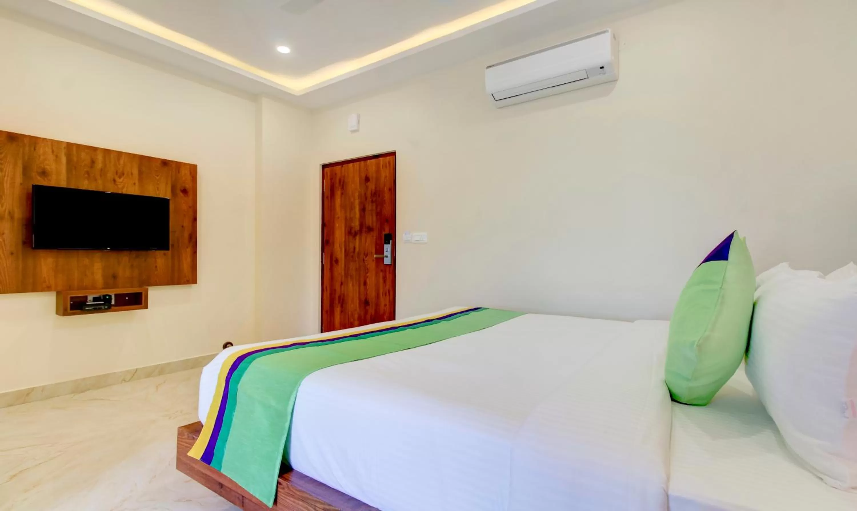 Bedroom, Bed in Treebo The Meridian, 10 Mins To Mahatma Gandhi Park