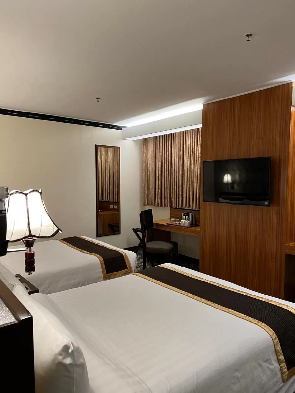 Bed in Bayview Park Hotel Manila