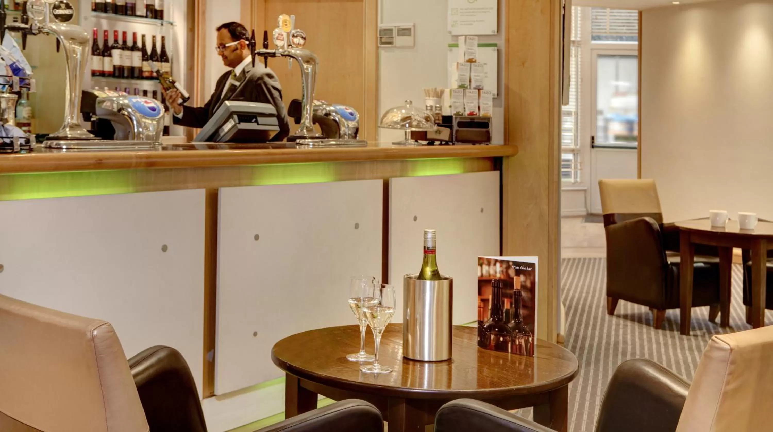 Lounge or bar in Holiday Inn Basingstoke by IHG