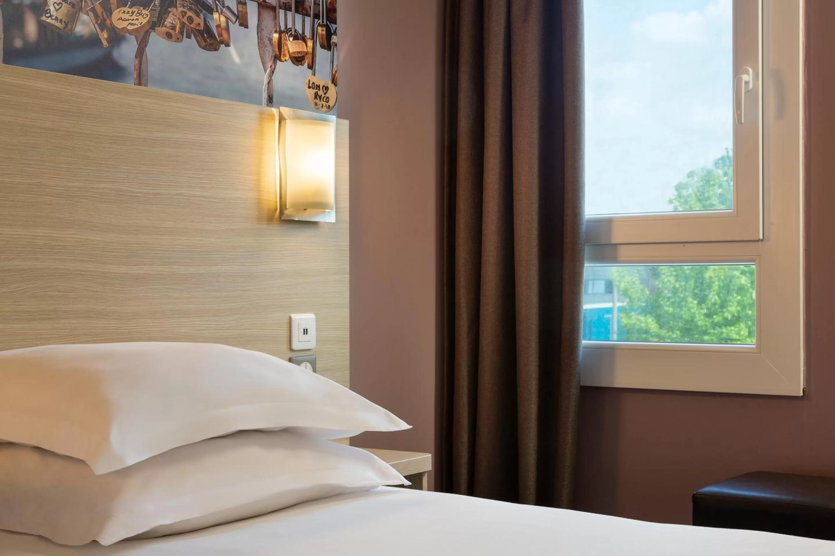 Bedroom, Bed in B&B HOTEL Marne-la-Vallée Chelles