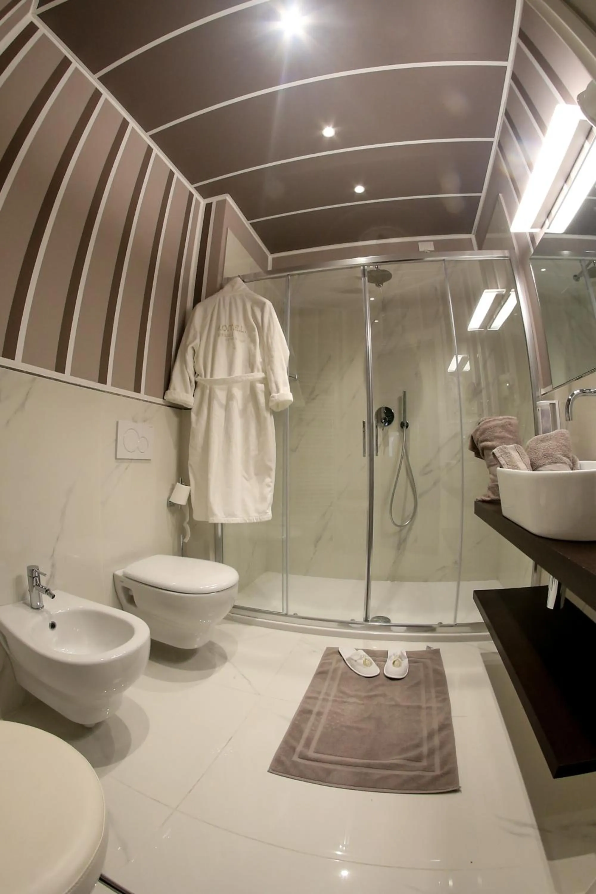 Shower in Grand Hotel Tettuccio