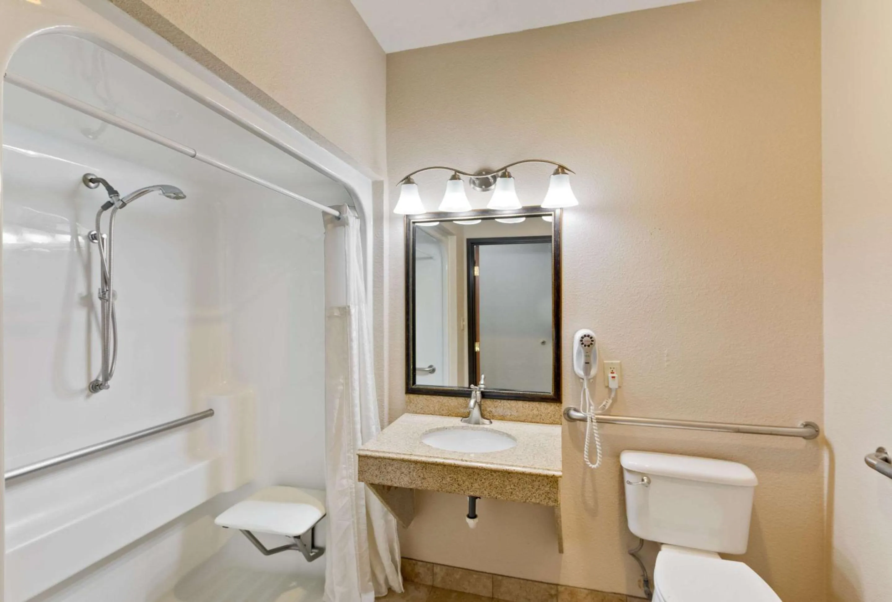 Bathroom in Quality Inn Cedar Park - Austin Northwest