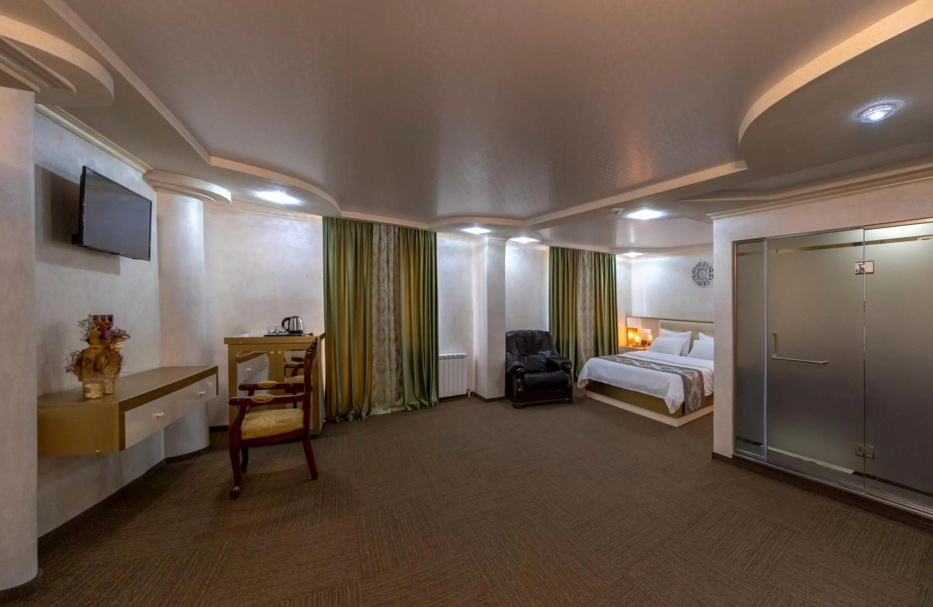 Photo of the whole room, Bed in Georgia Gold