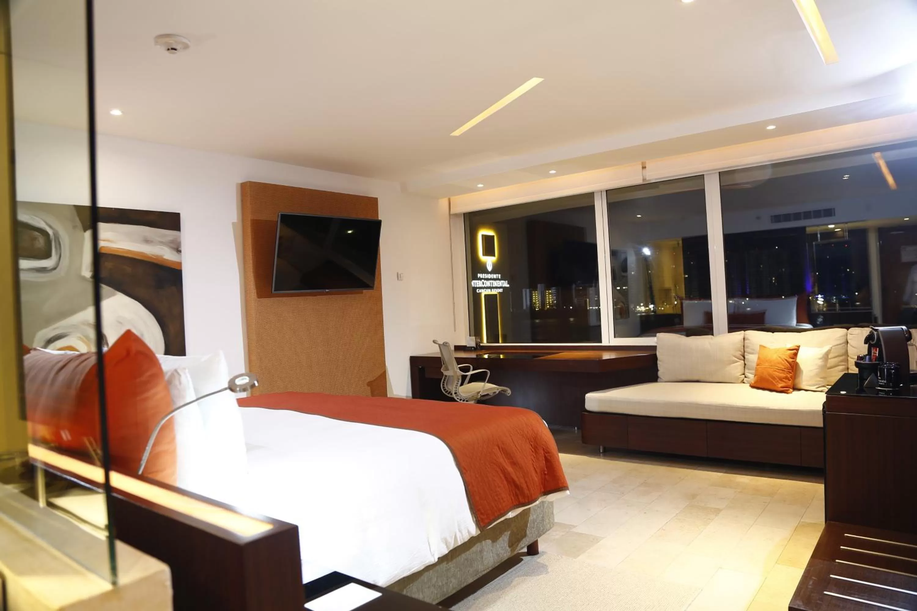 Photo of the whole room, Bed in Presidente InterContinental Cancun Resort