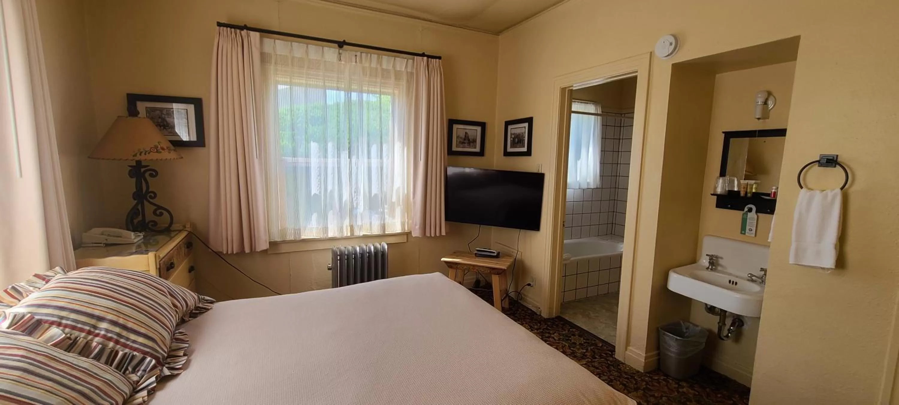 TV and multimedia, Bed in Historic Dow Hotel