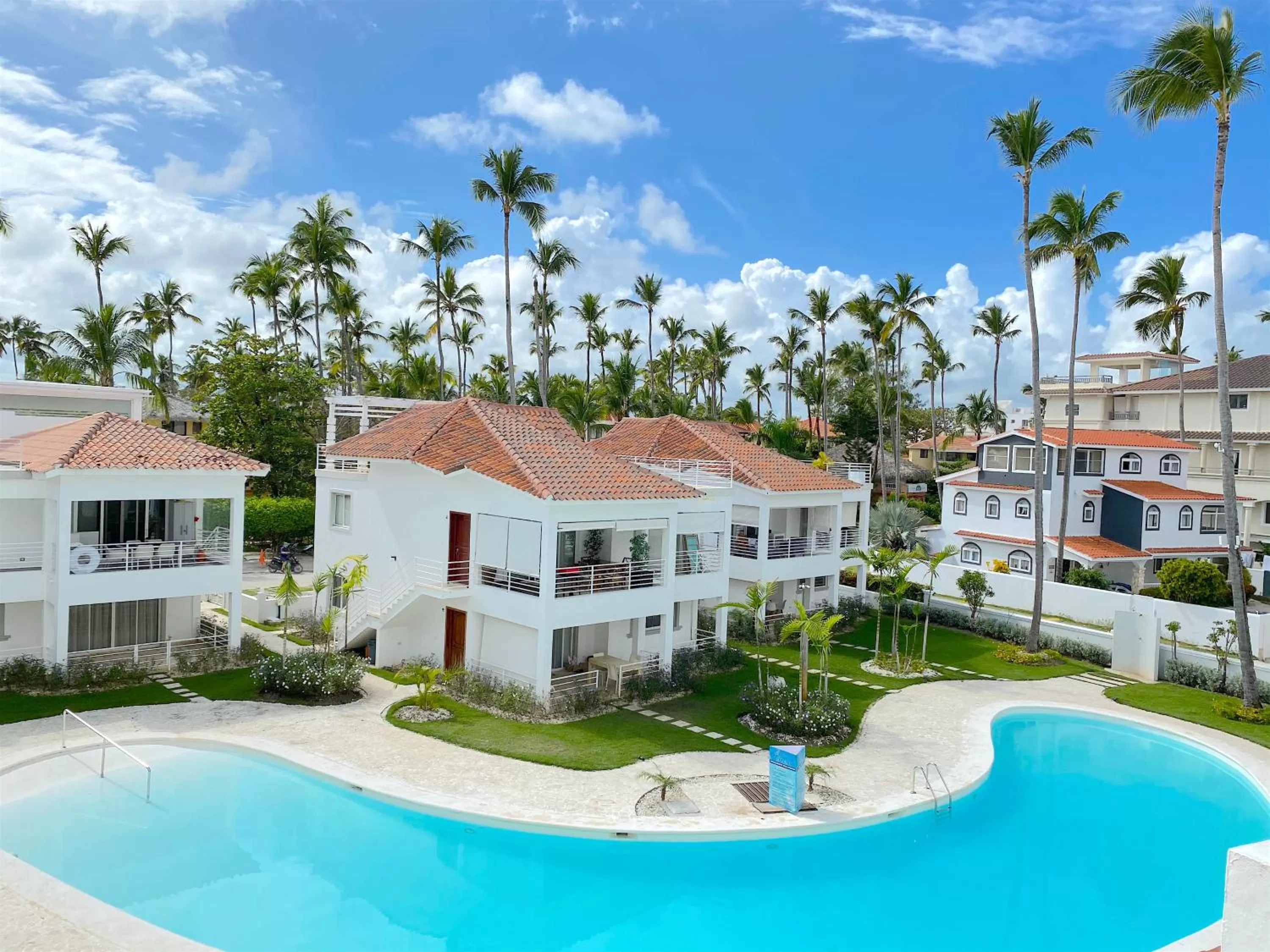 Property building, Swimming Pool in TROPICAL VILLAGE playa LOS CORALES