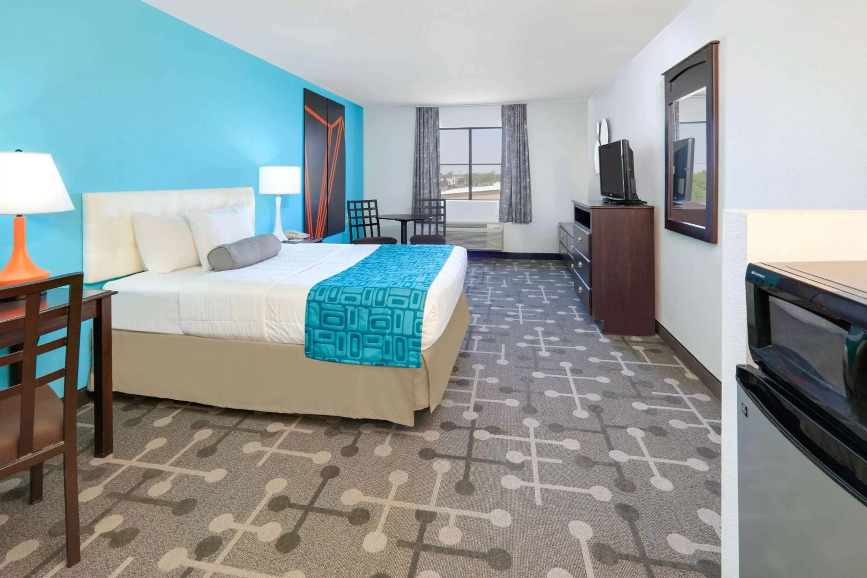 Photo of the whole room, Bed in Howard Johnson by Wyndham Lubbock TX