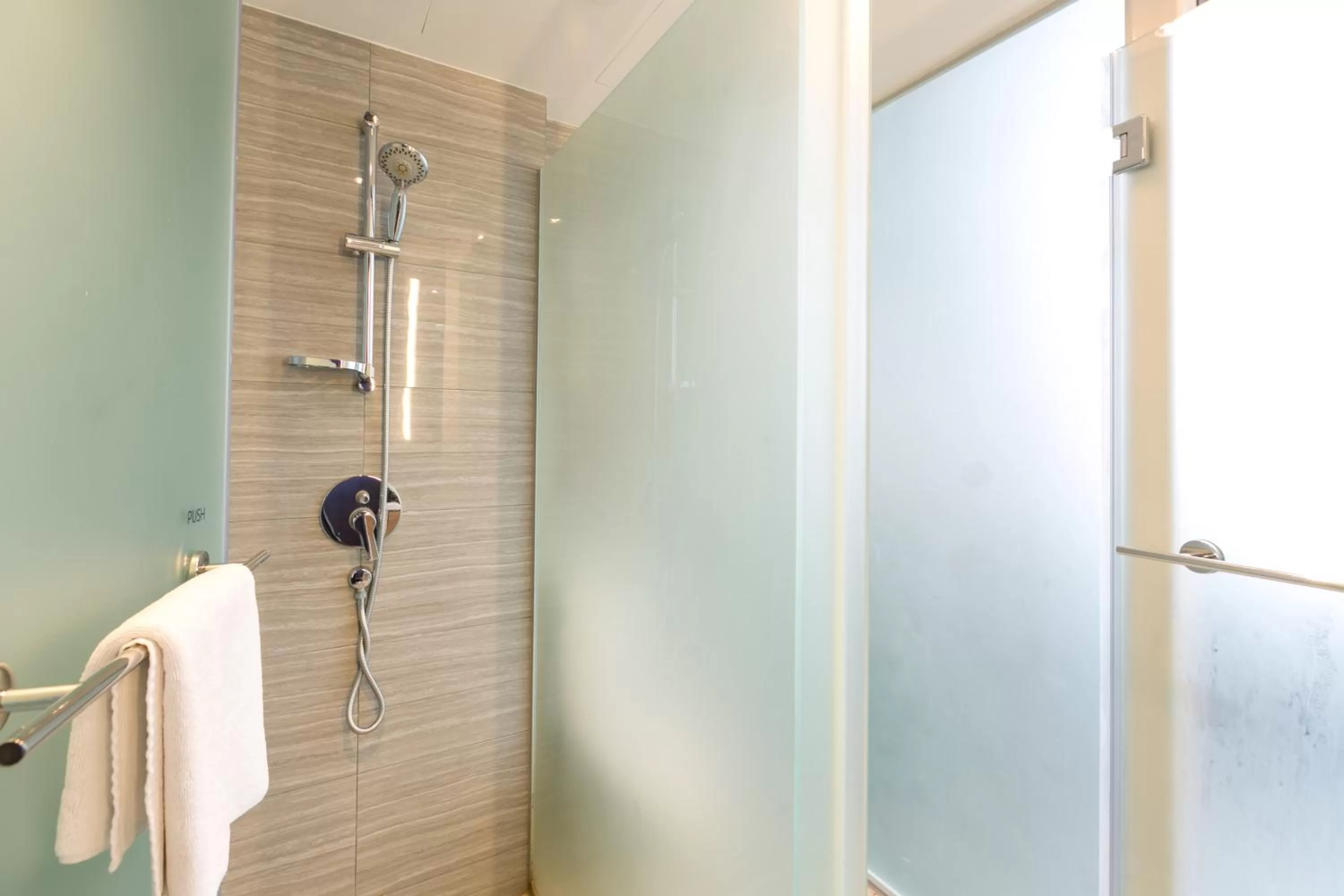 Shower in Mercure Singapore Bugis