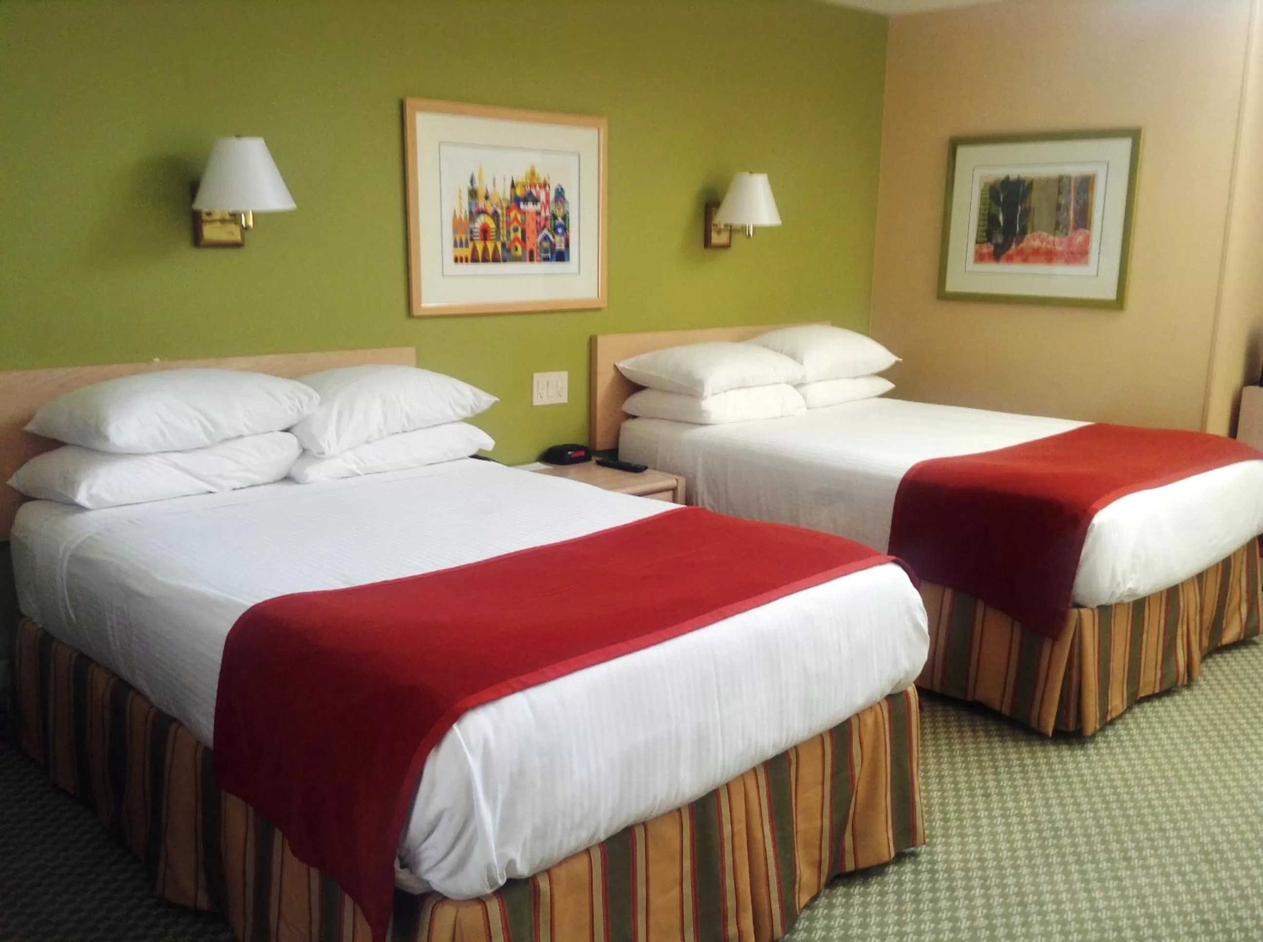 Bedroom, Bed in Howard Johnson by Wyndham Anaheim Hotel & Water Playground