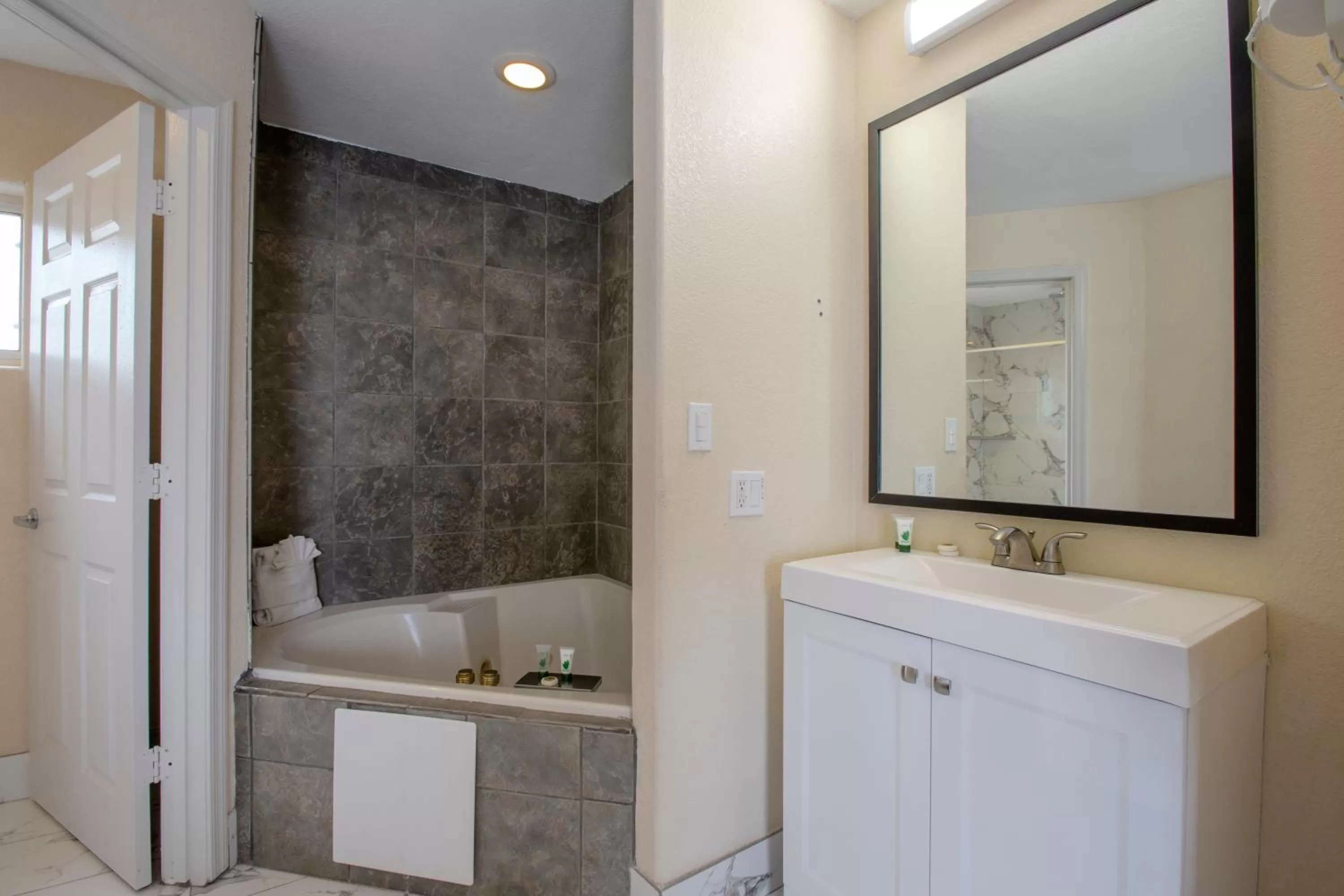 Hot Tub in Hotel Aspen Flagstaff/ Grand Canyon InnSuites