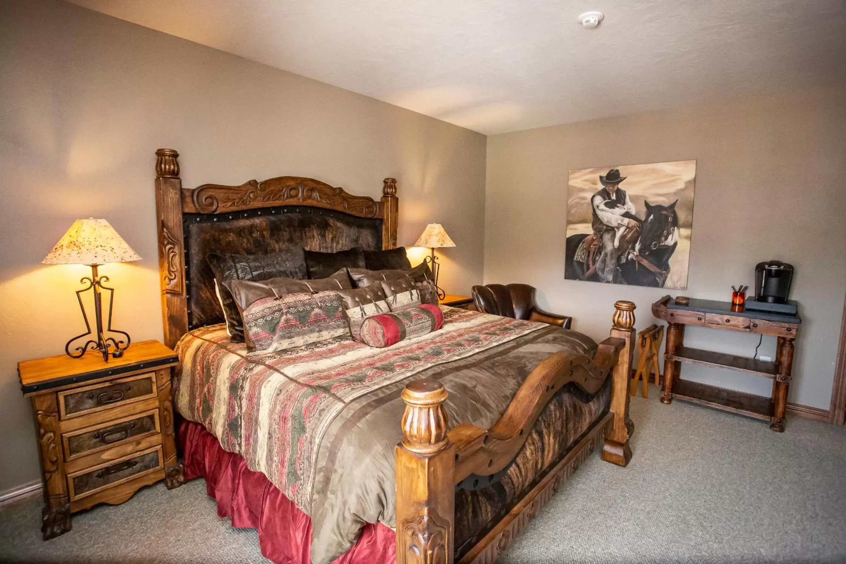 King Suite in Main St Loft Overlooking Train Yard - Lofts Sterling & Sage - Toltec King Suite in Main St Loft Overlooking Train Yard - Lofts Sterling & Sage - Toltec