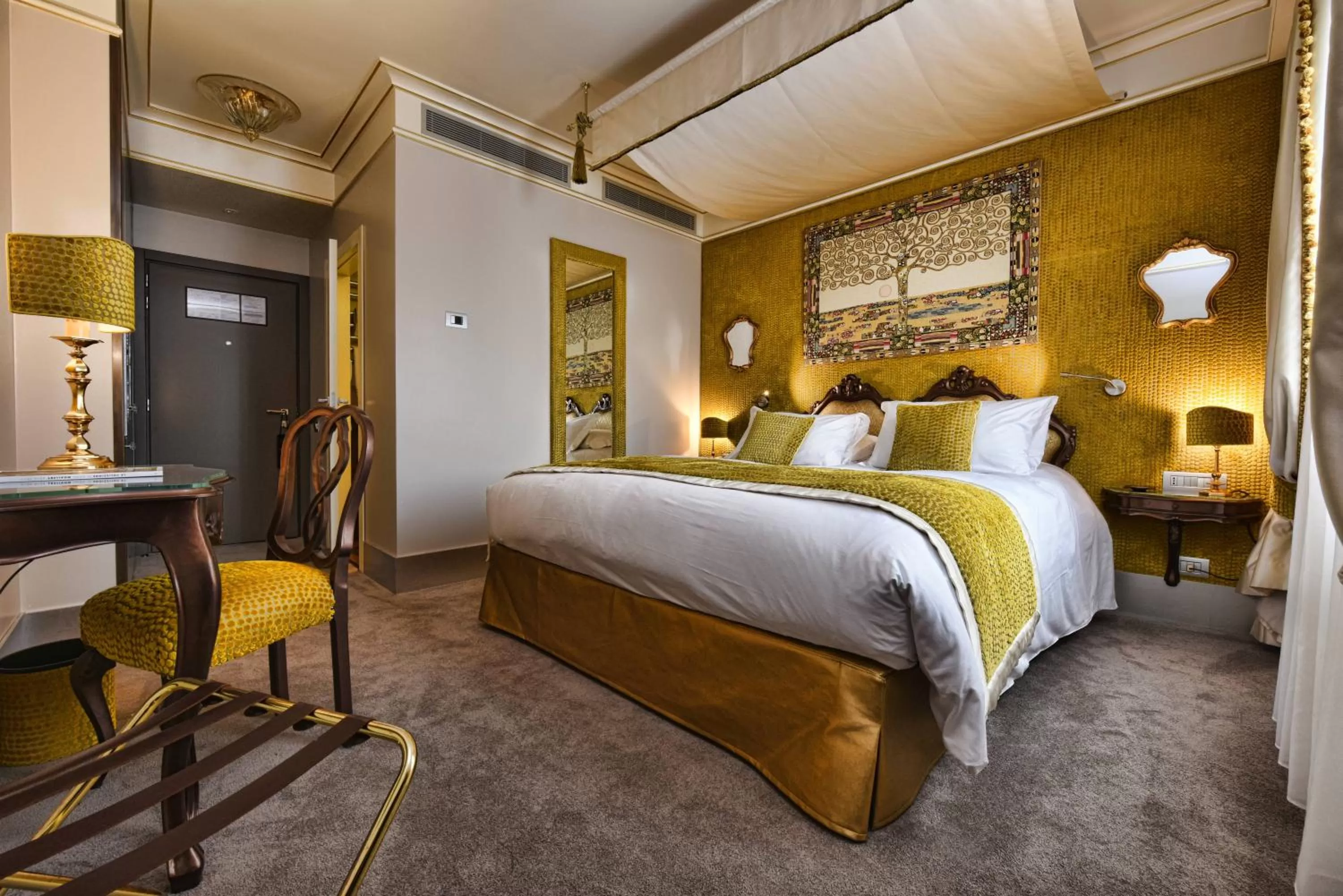 Photo of the whole room, Bed in Papadopoli Hotel Venezia - MGallery Collection