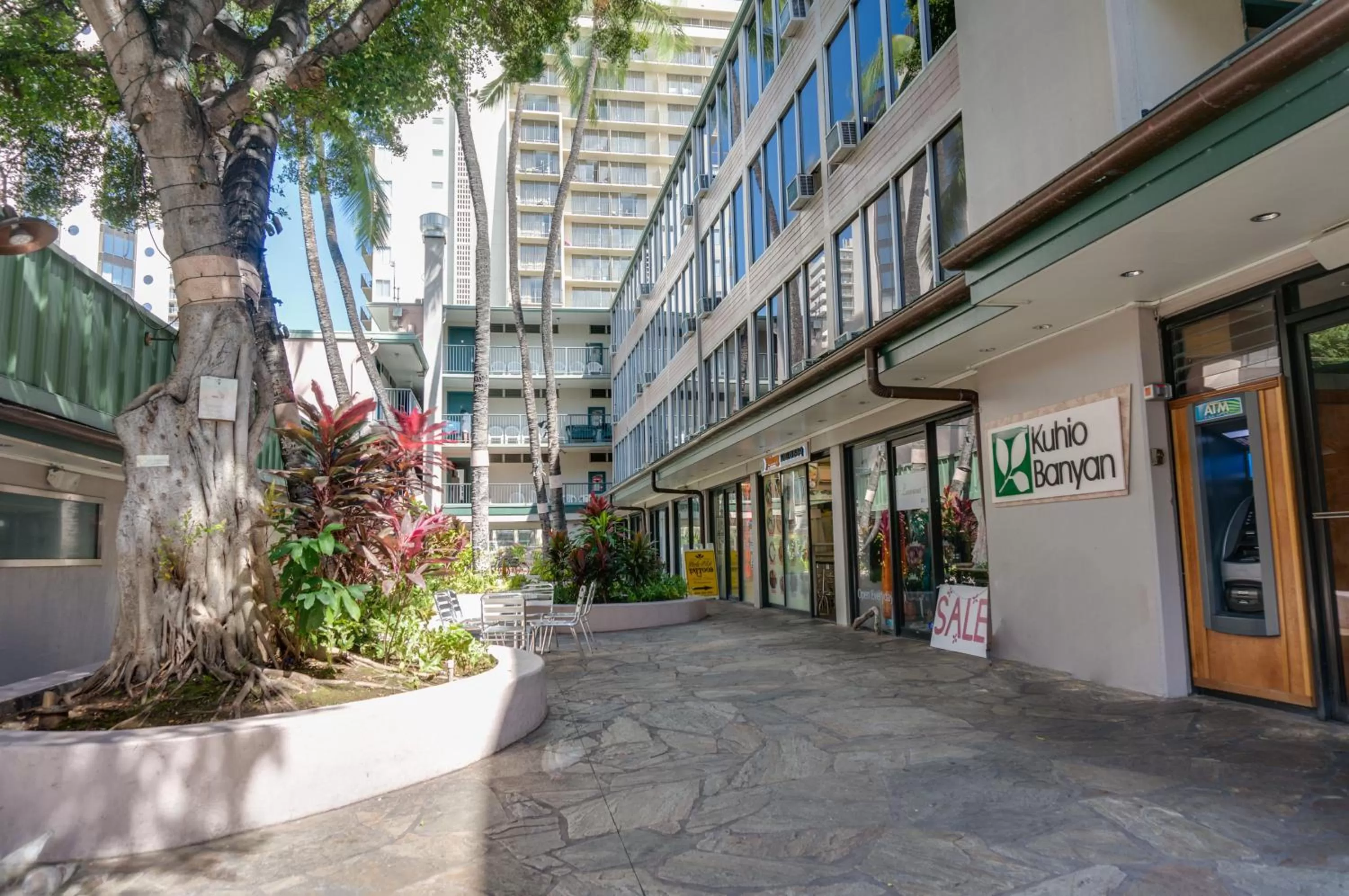 Facade/entrance in Kuhio Banyan Hotel (with Kitchenettes)