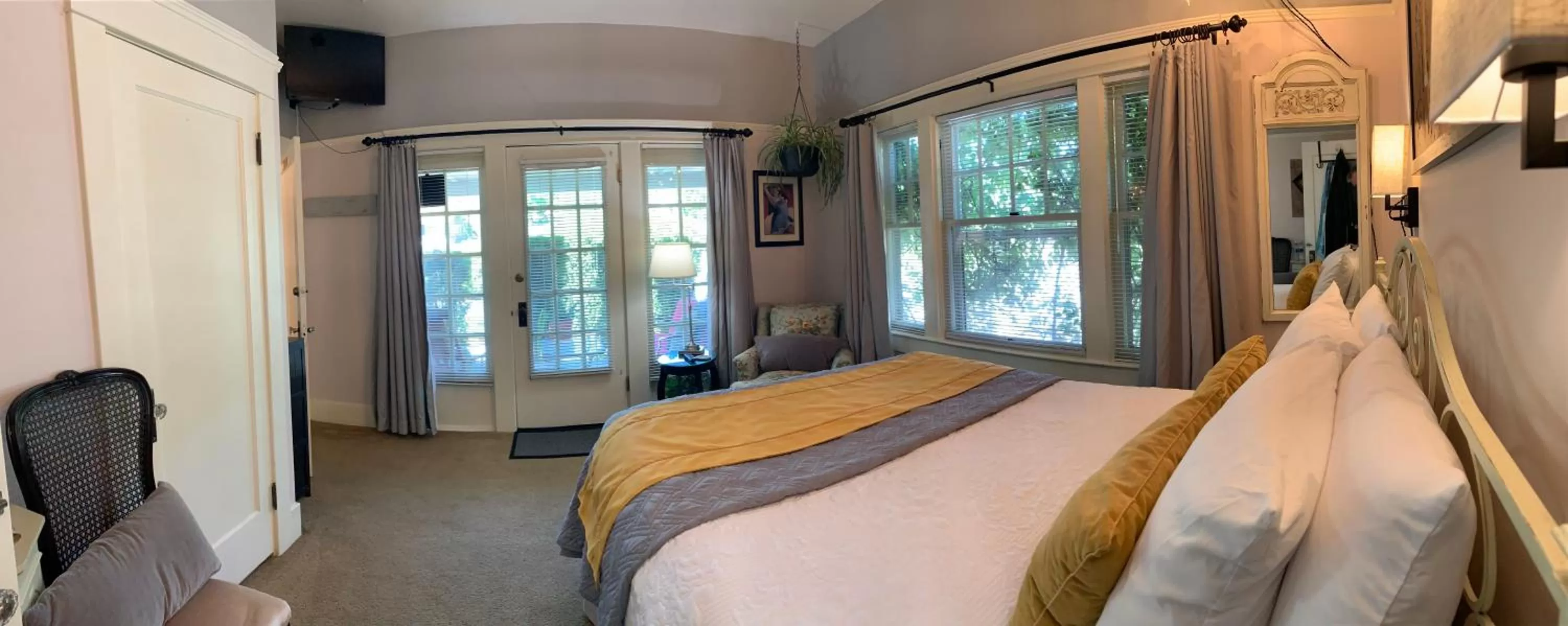 TV and multimedia, Bed in Bayberry Inn B&B and Oregon Wellness Retreat