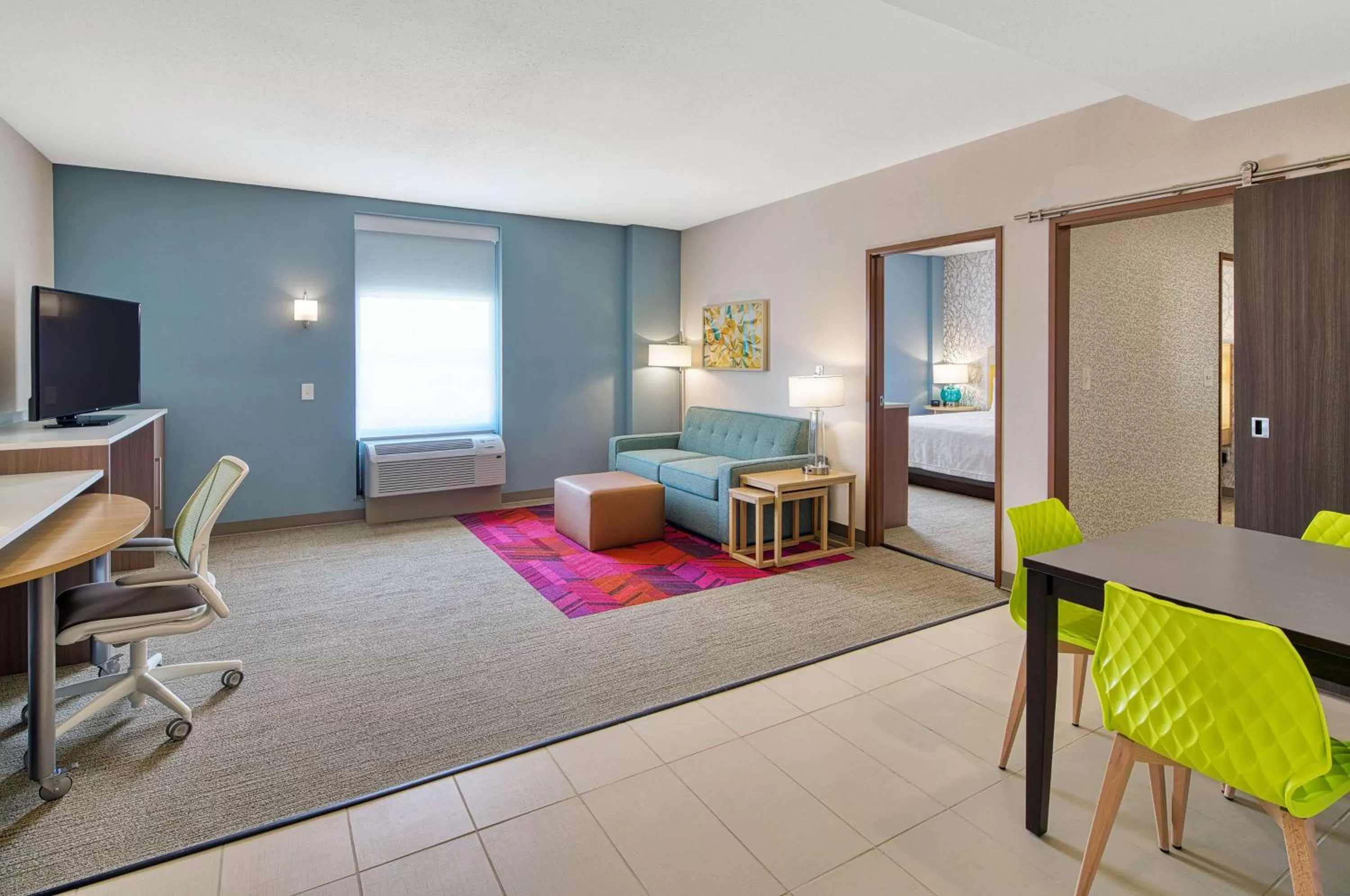 Living room, Bed in Home2 Suites By Hilton Batesville