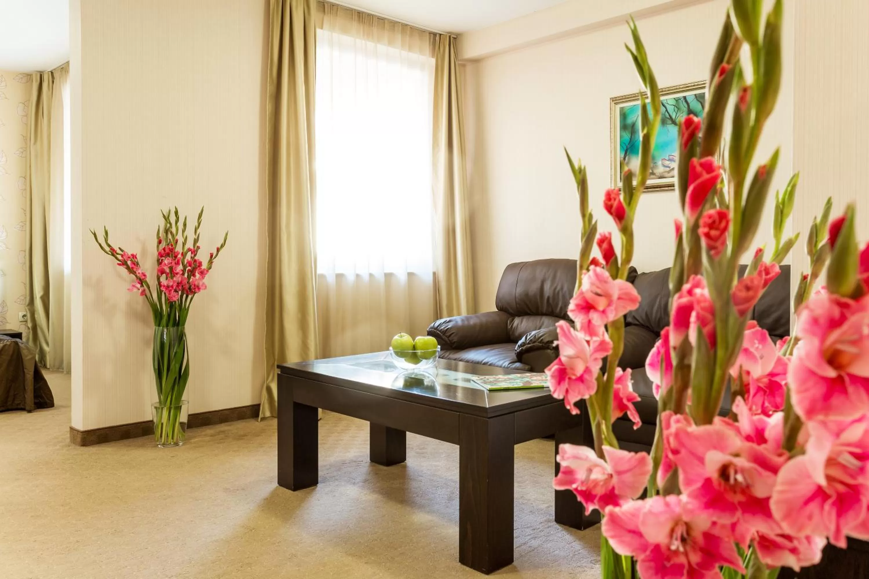 Living room in City Avenue Hotel by HMG-Free Parking-Free Wi-Fi