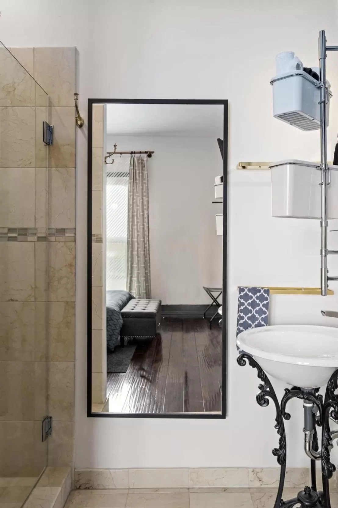 Shower, Bed in The Wesley Walla Walla