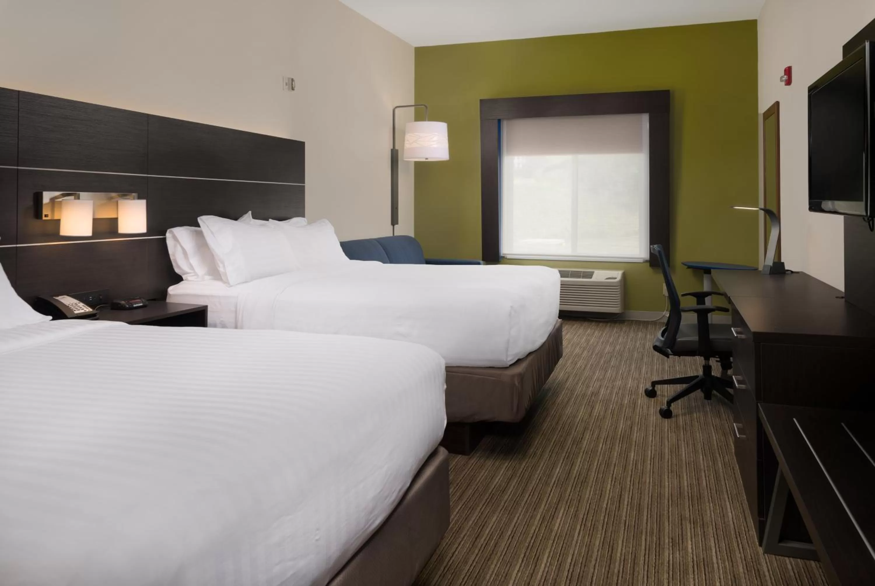 Photo of the whole room, Bed in Holiday Inn Express Independence - Kansas City by IHG