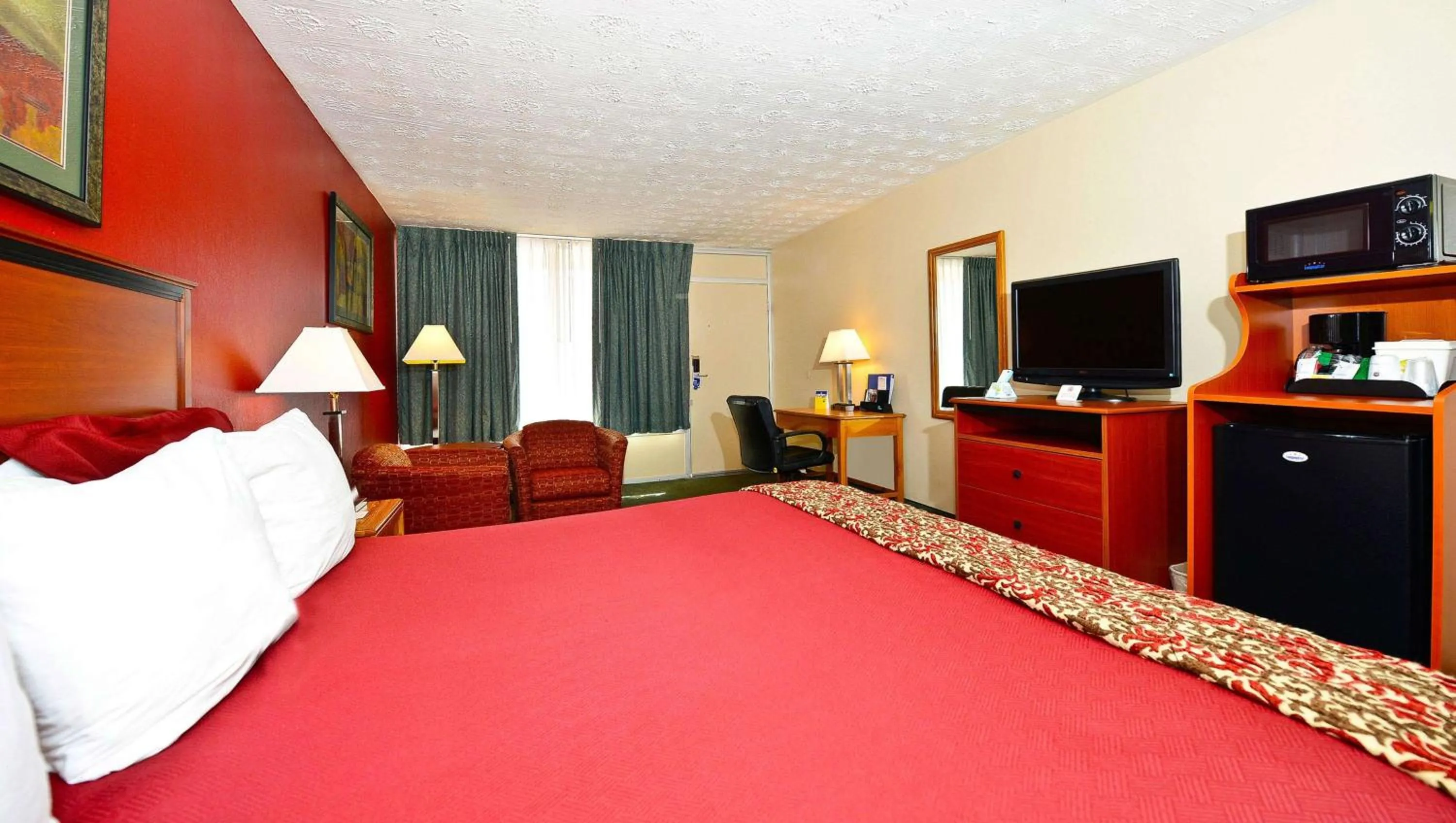 Photo of the whole room, Bed in Magnuson Hotel Mountain View