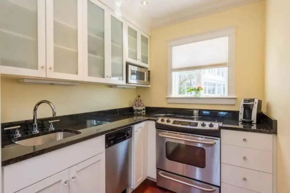 Kitchen or kitchenette in Breakwater Inn