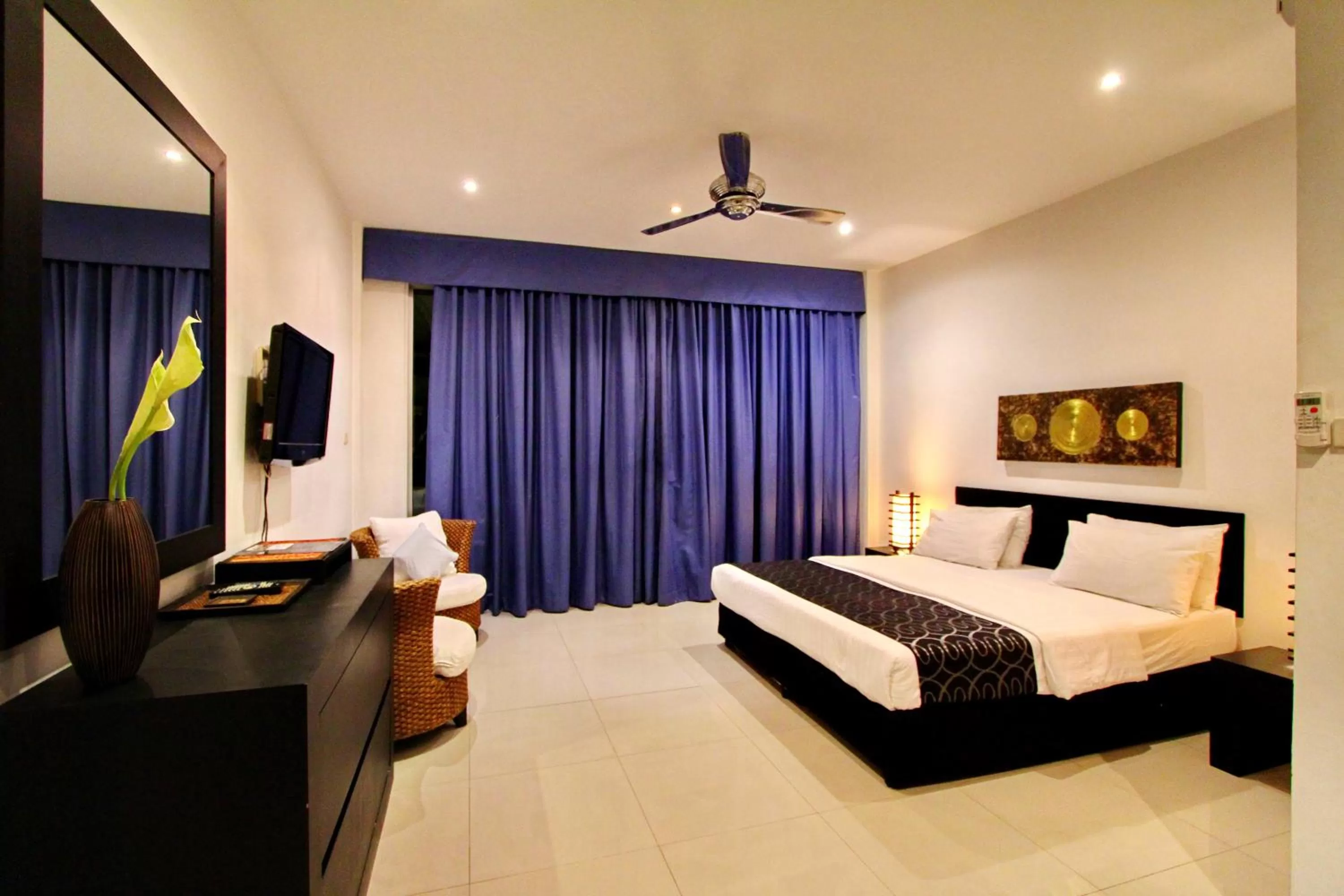 Photo of the whole room, Bed in East Suites