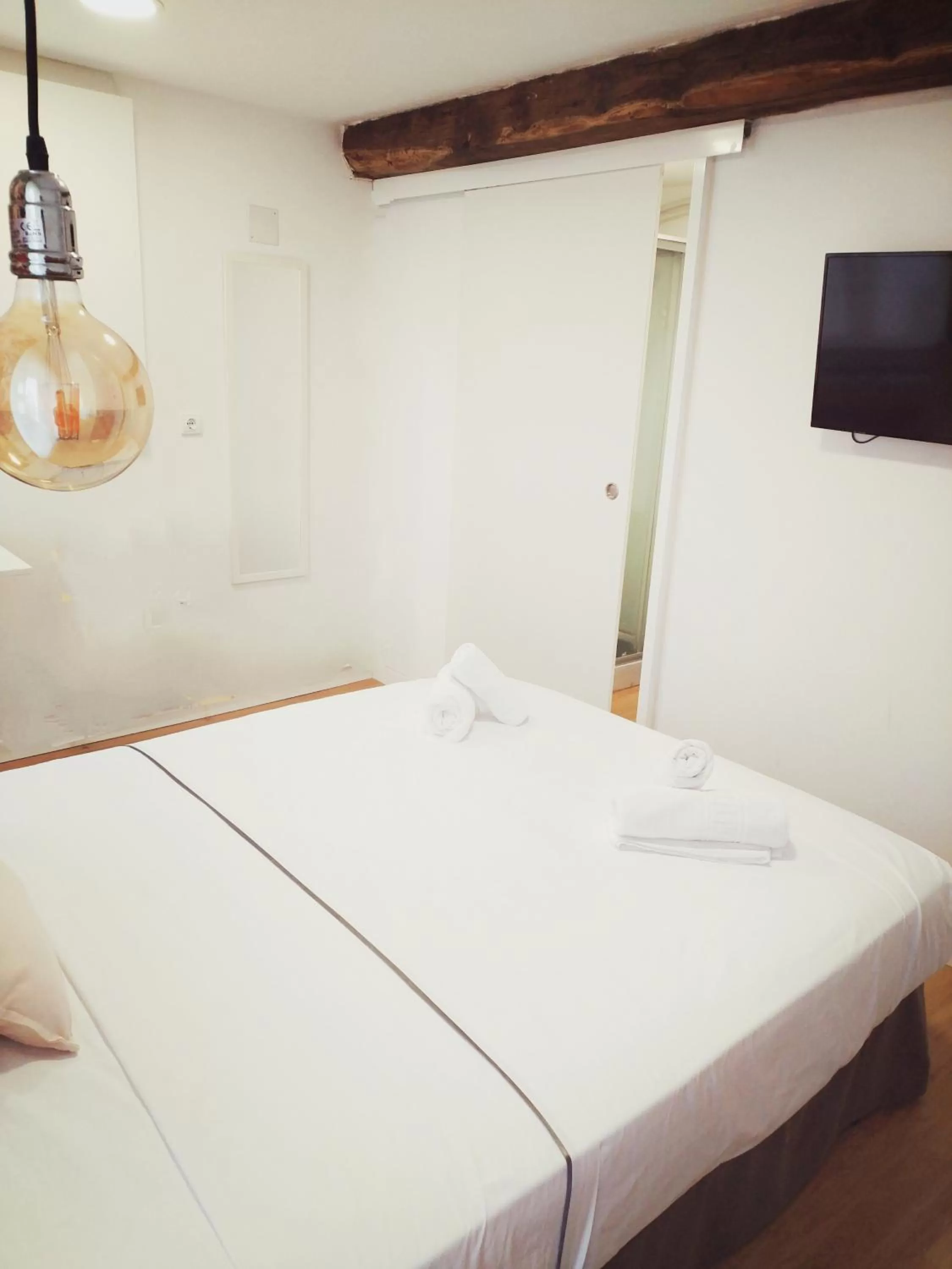 Decorative detail, Bed in Rin Rooms