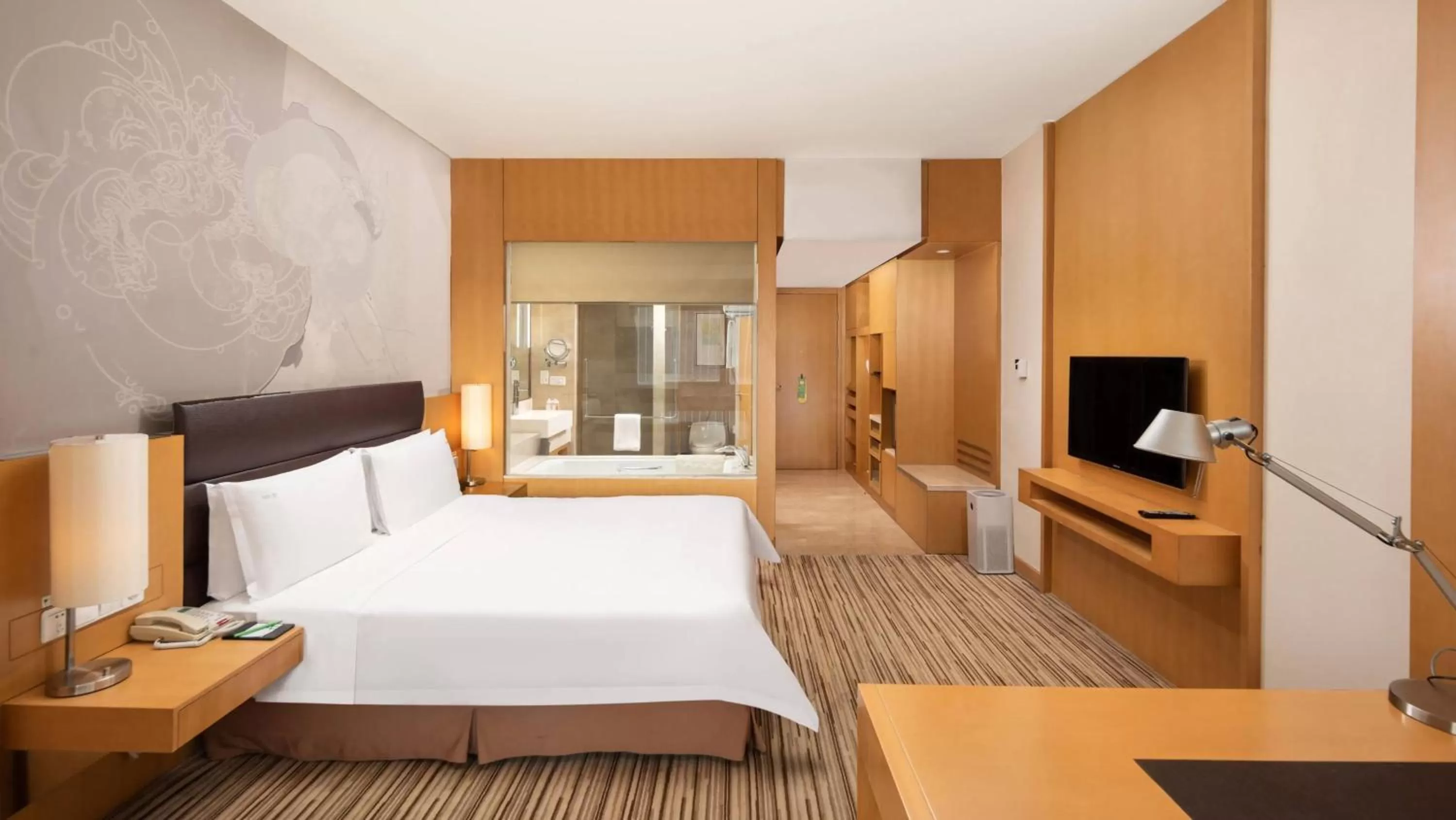 Photo of the whole room, Bed in Holiday Inn Shijiazhuang Central by IHG