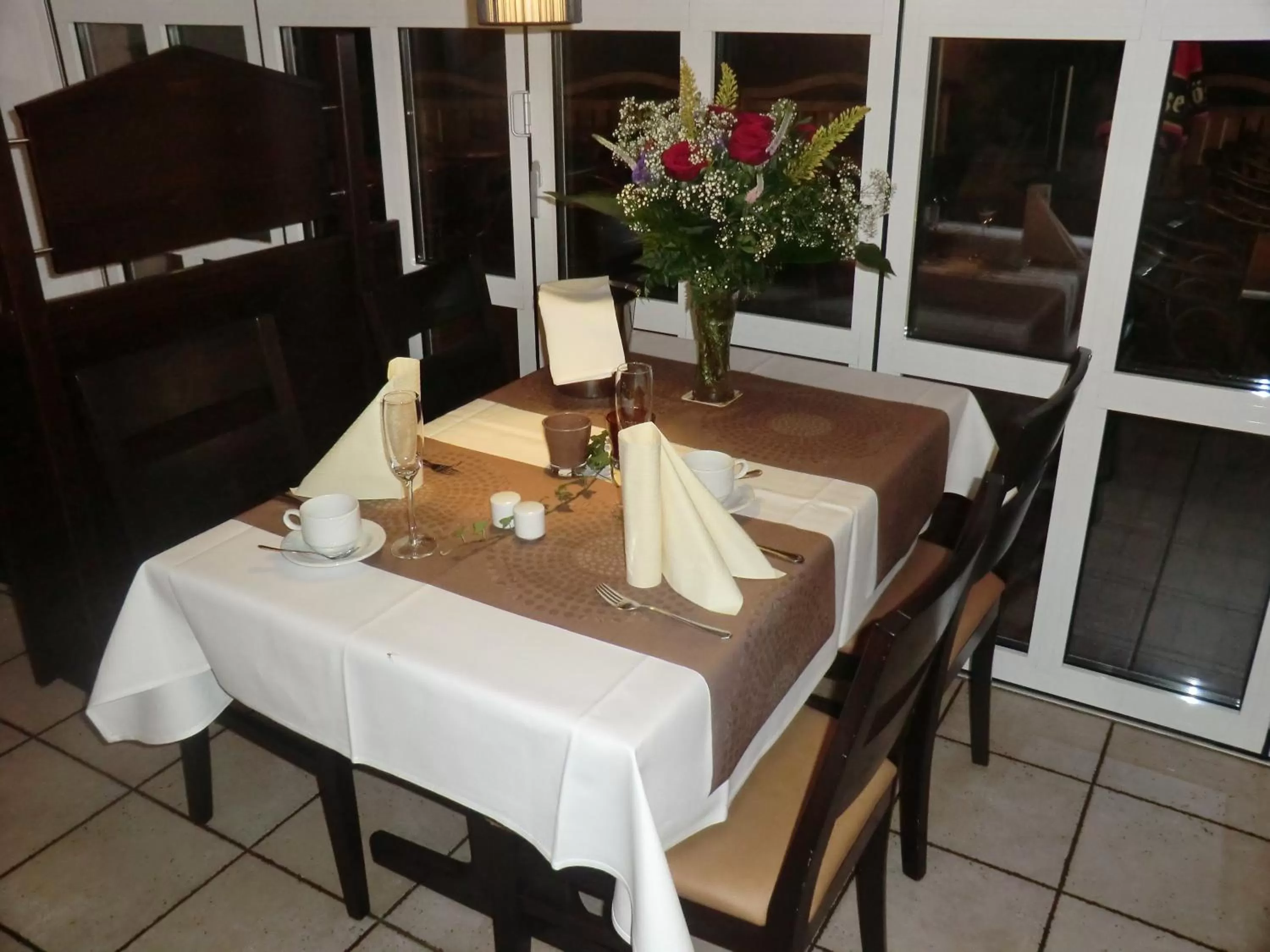 Restaurant/places to eat in Hotel Pension Am Hafen