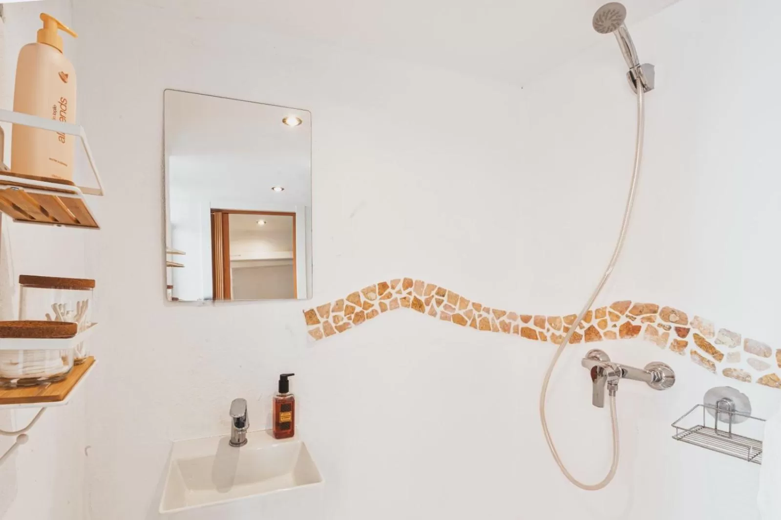 Shower in Encanto Guesthouse