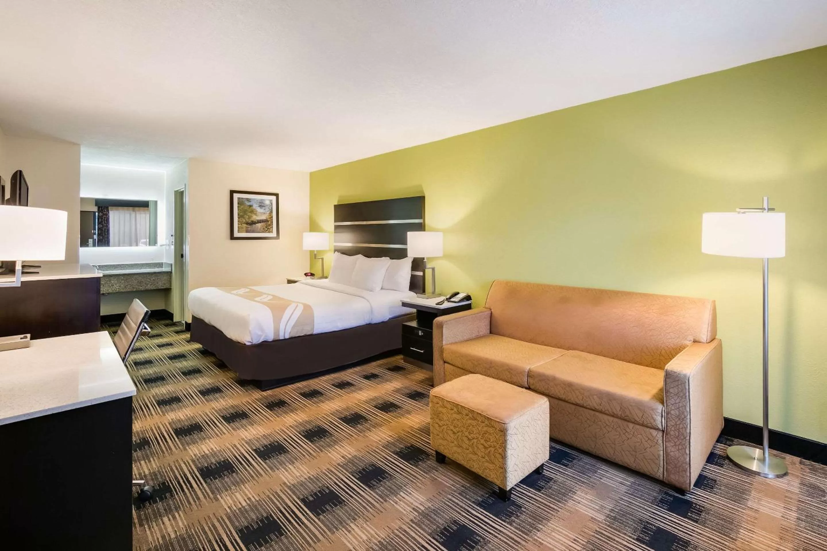 Bedroom, Bed in Quality Inn & Suites Mt Chalet