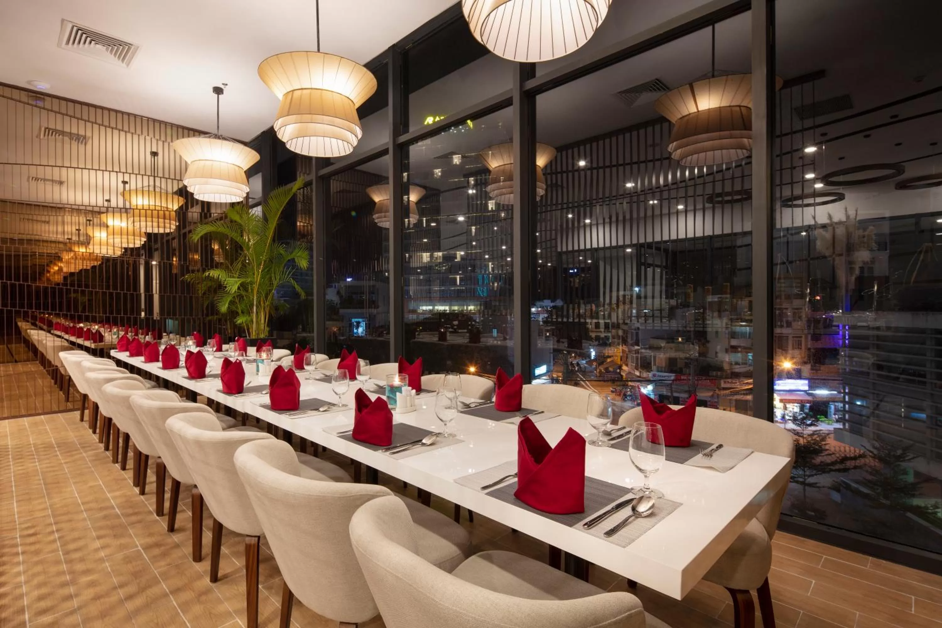 Restaurant/places to eat in DQua Hotel