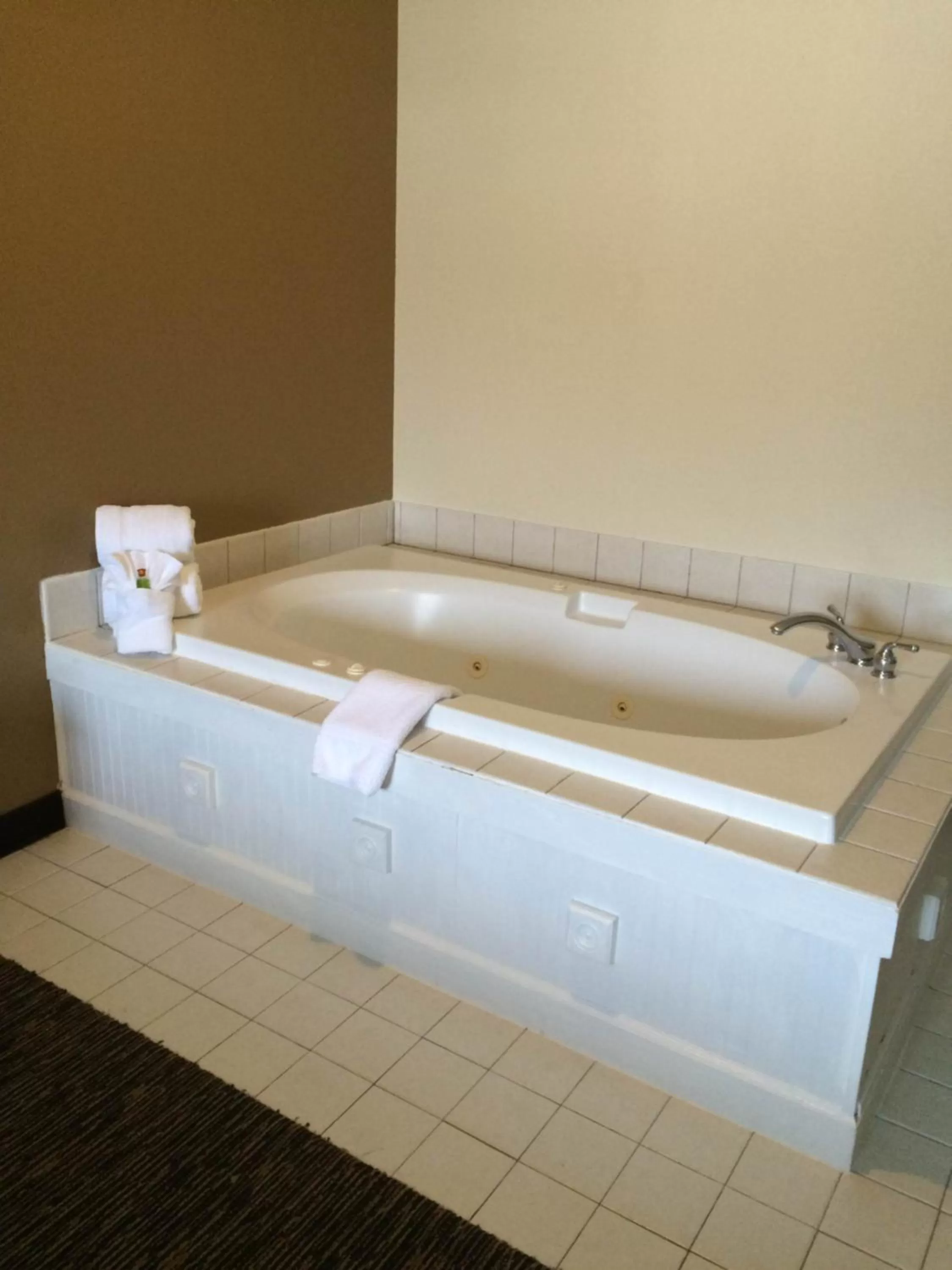 Hot Tub in Baymont by Wyndham Lawrenceburg