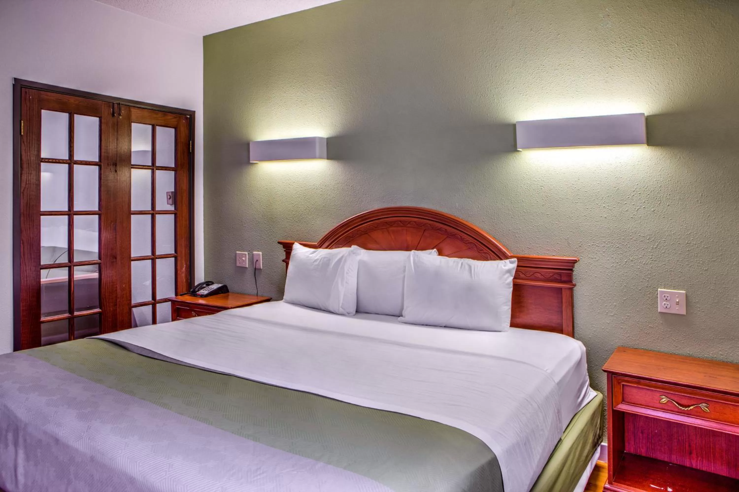 Bedroom, Bed in Motel 6-Dallas, TX - Northwest