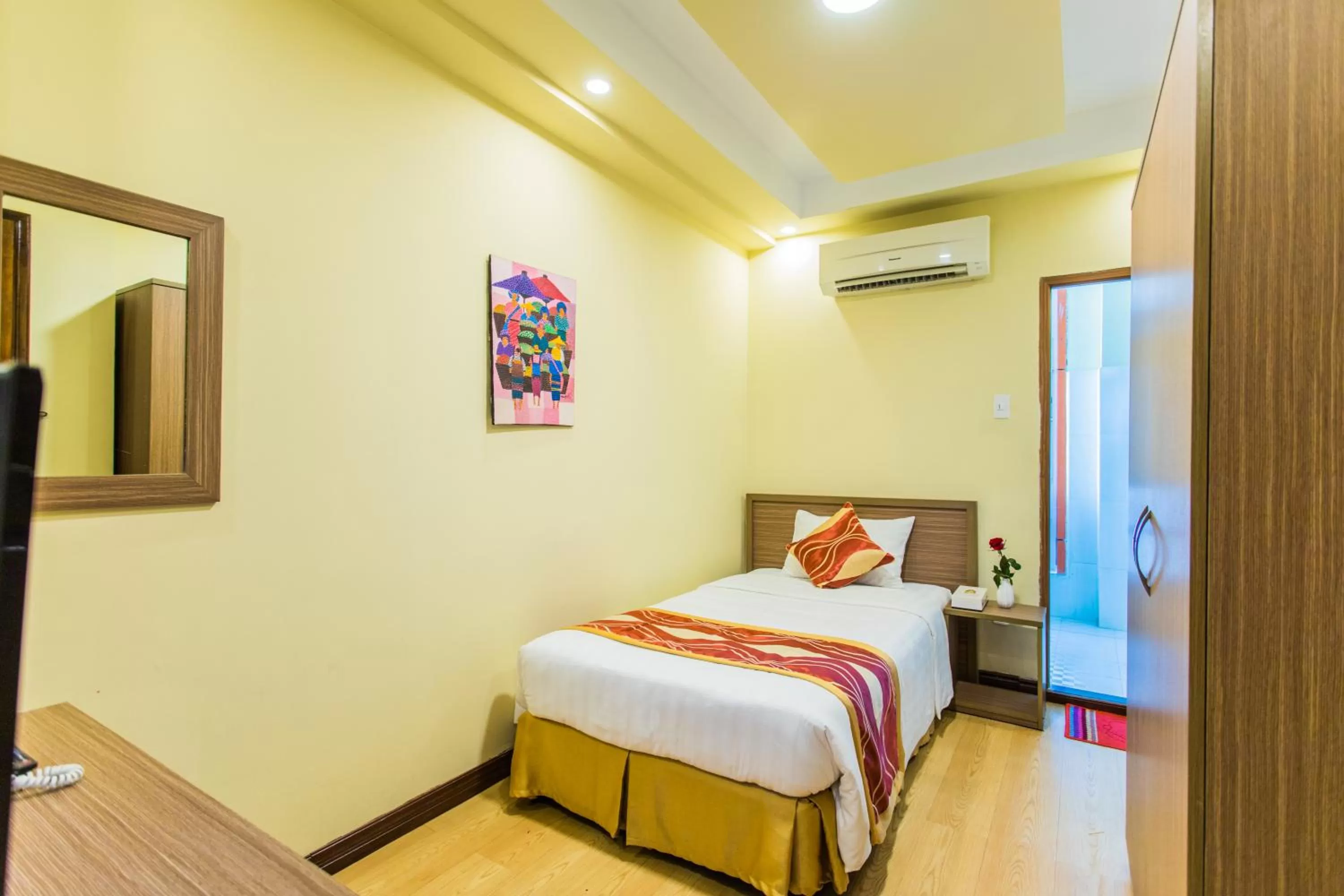 Bathroom, Bed in Golden Gate China Town Hotel