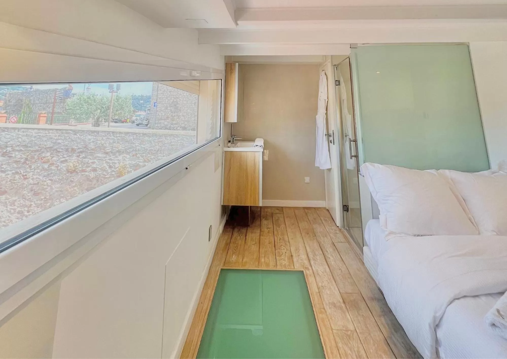 Bedroom, Bed in Traverse Des Artistes