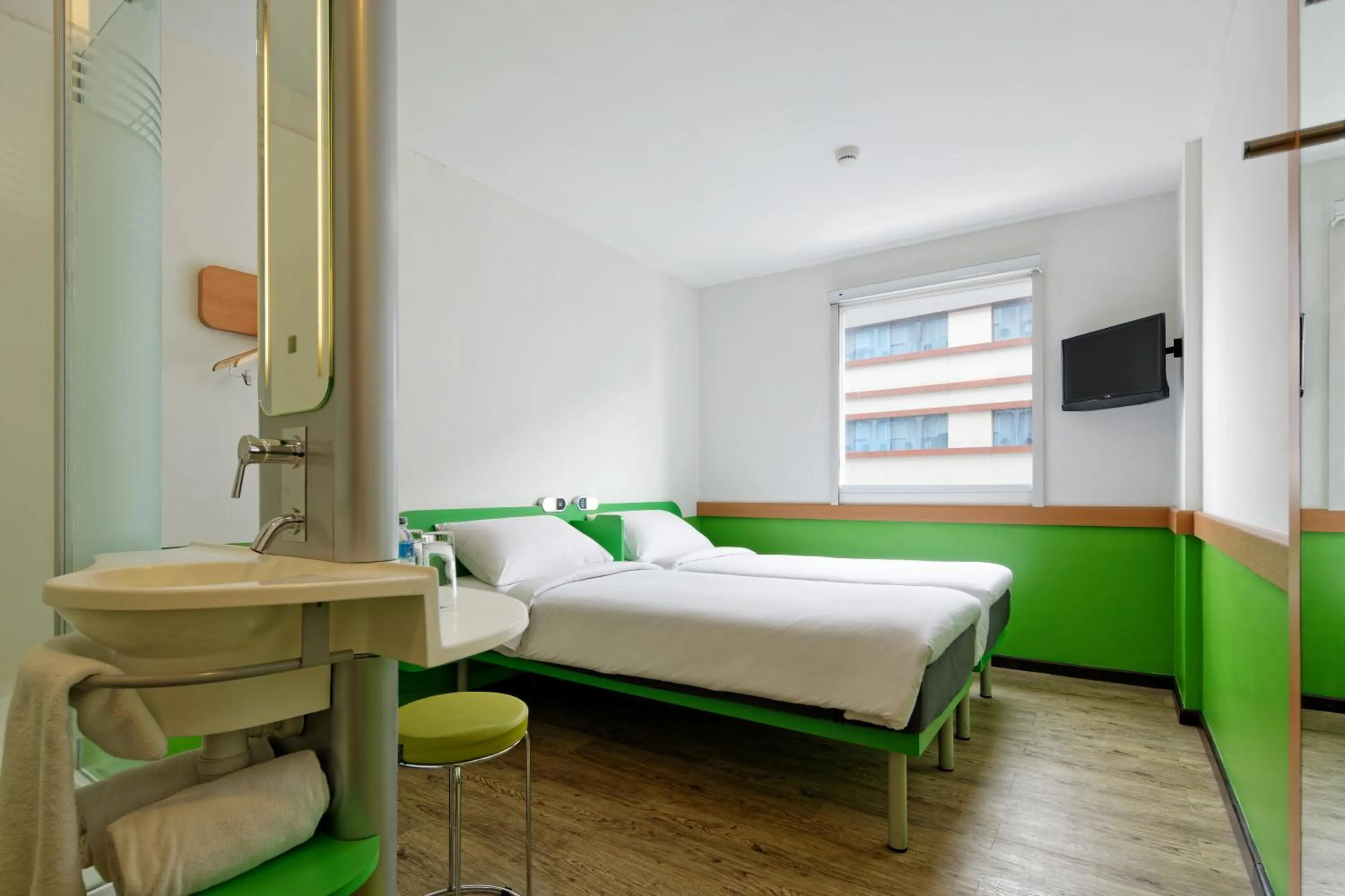 Bedroom, Bed in Ibis Budget Jakarta Airport