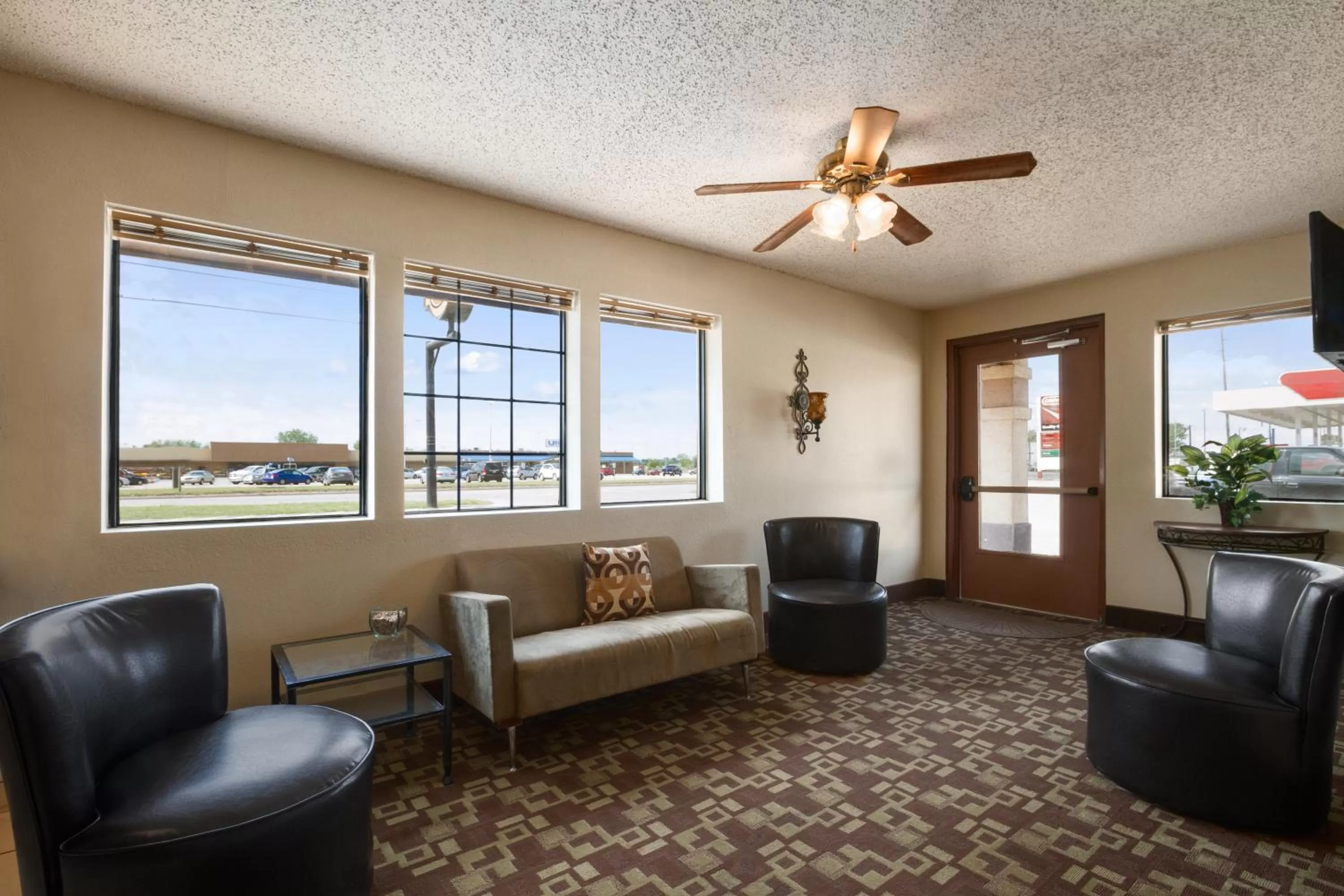 Seating area in Super 8 by Wyndham Blackwell