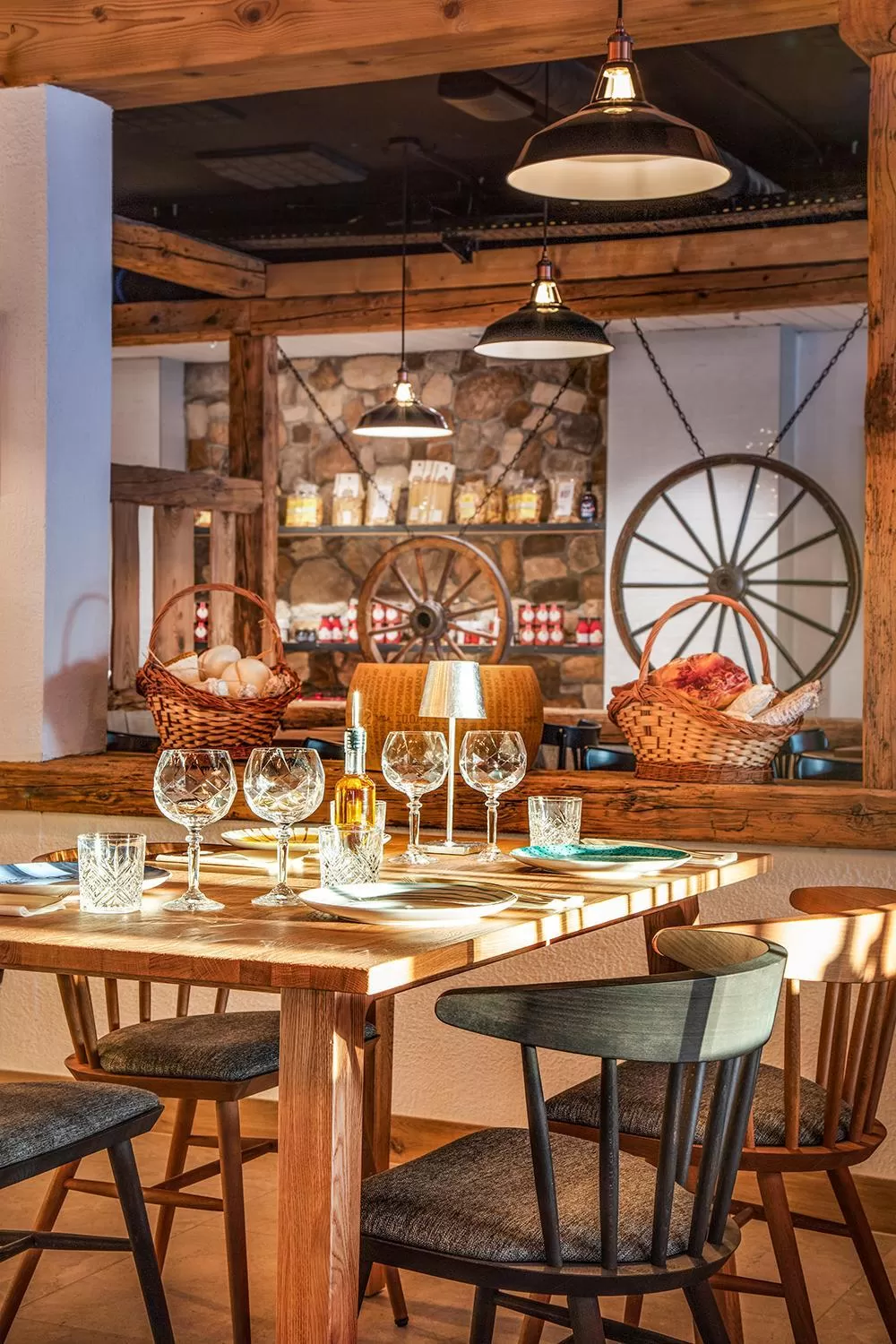 Restaurant/places to eat in Victoria Hotel & Residence